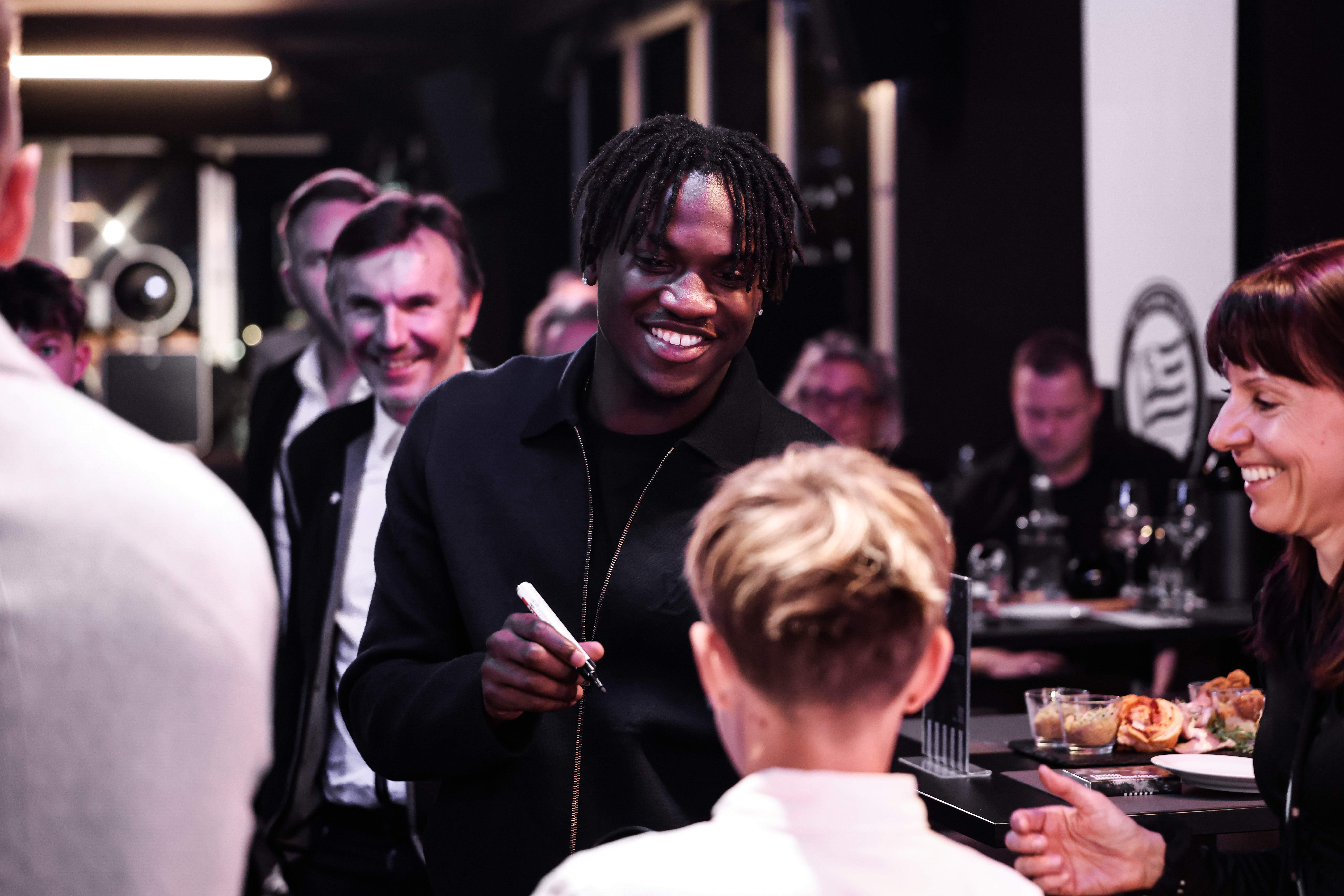 Ein Mann gibt Unterschriften