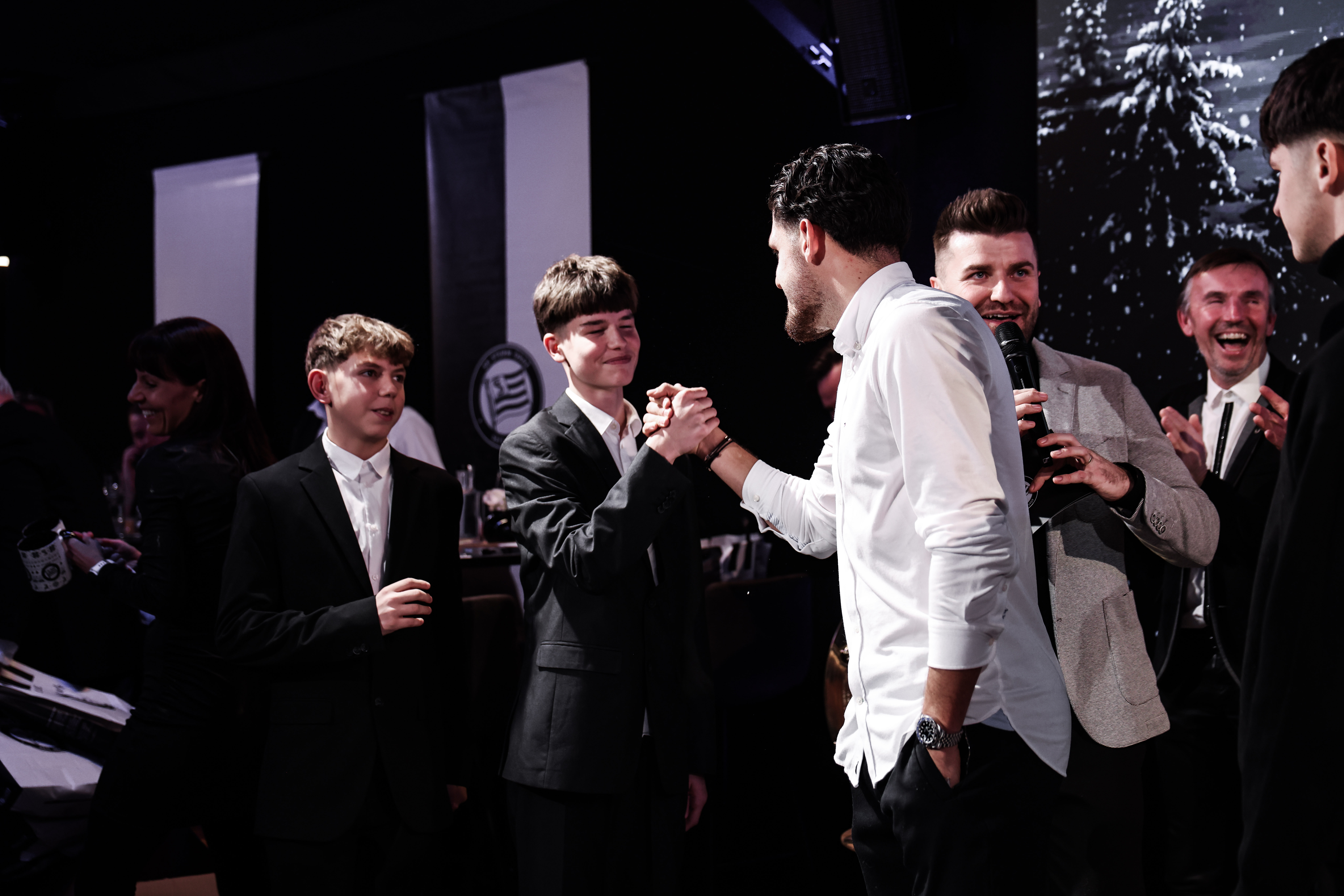 Ein Mann schlägt mit Jugendlichen ein