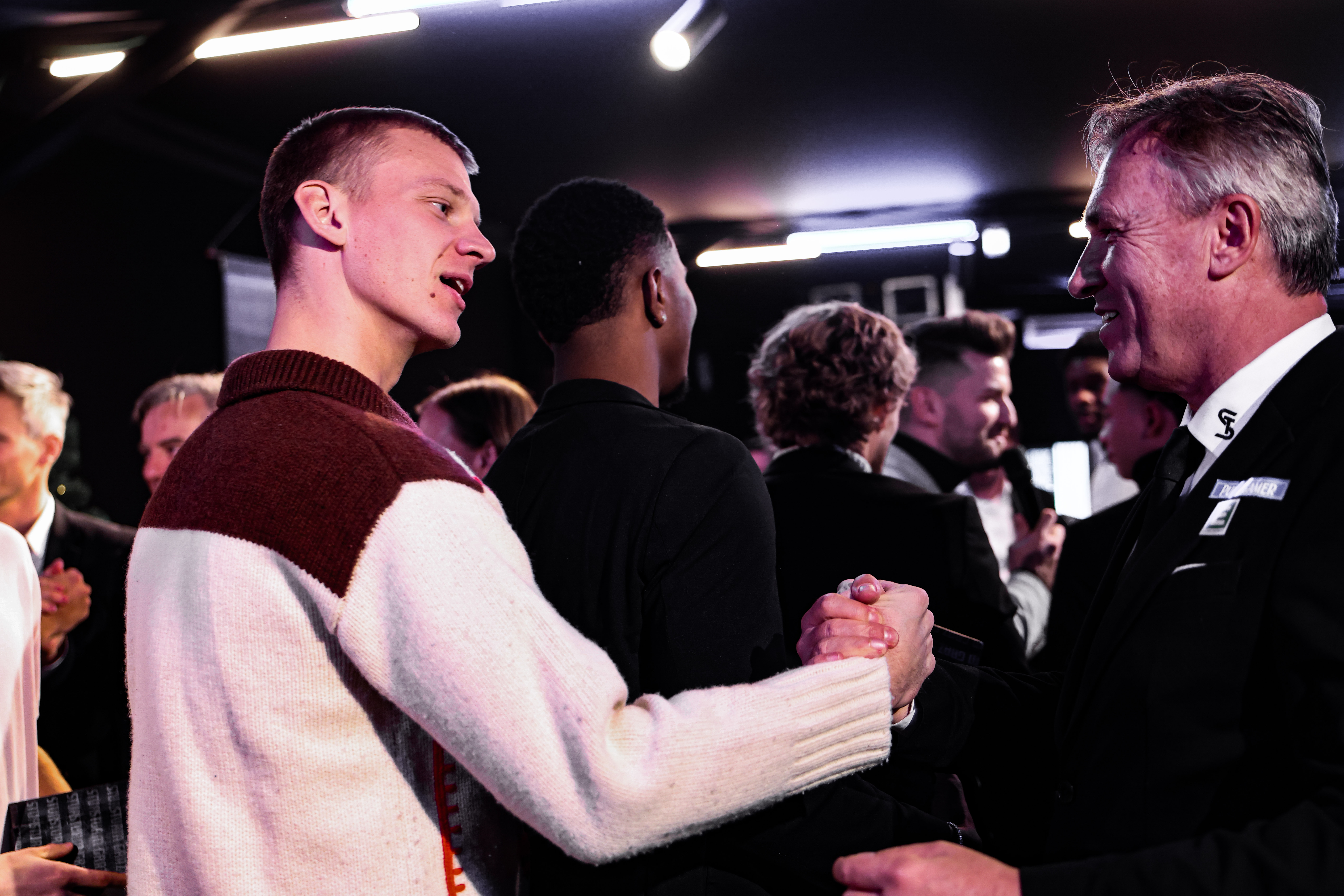 Zwei Männer schlagen ein