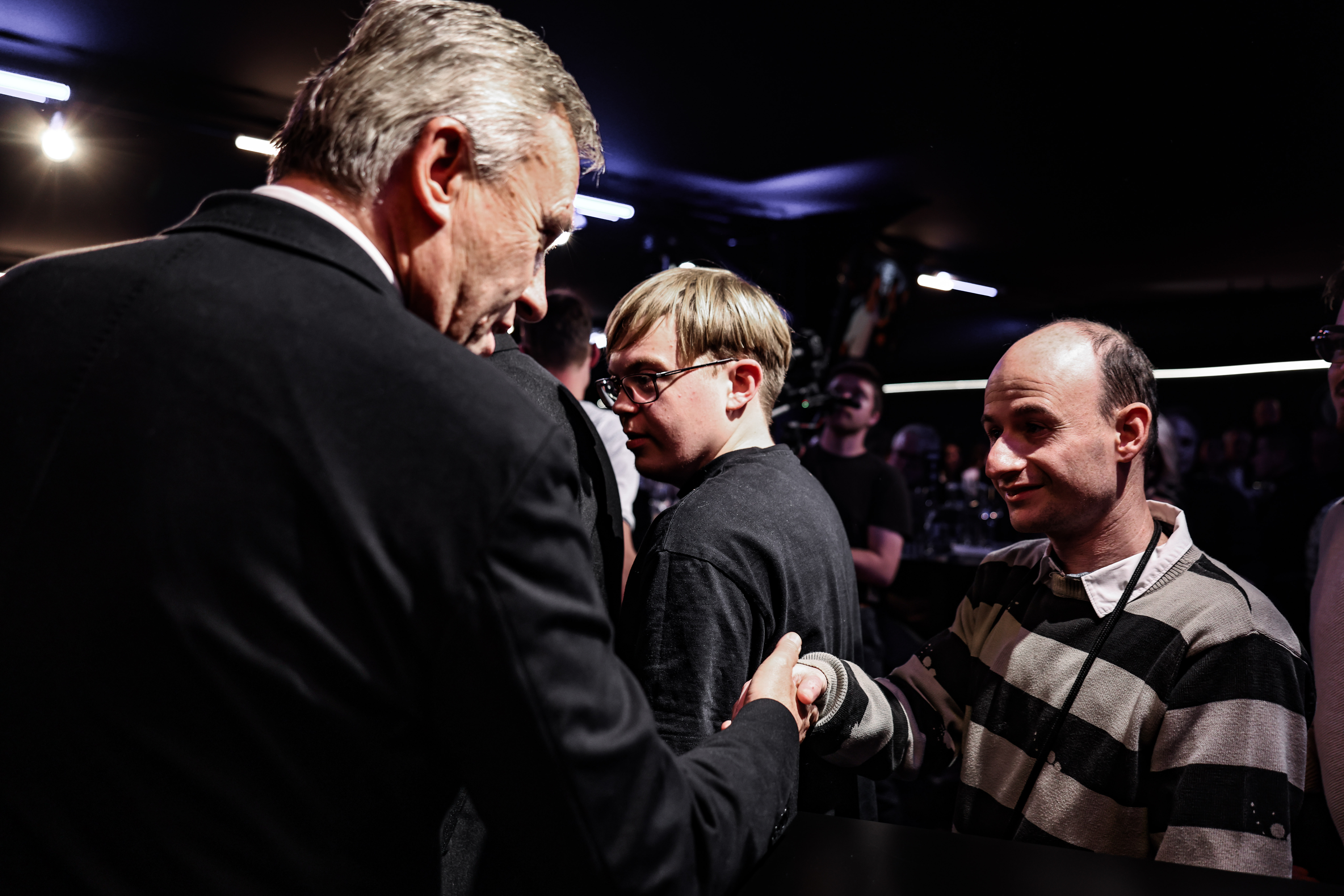 Ein Mann begrüßt einen anderen