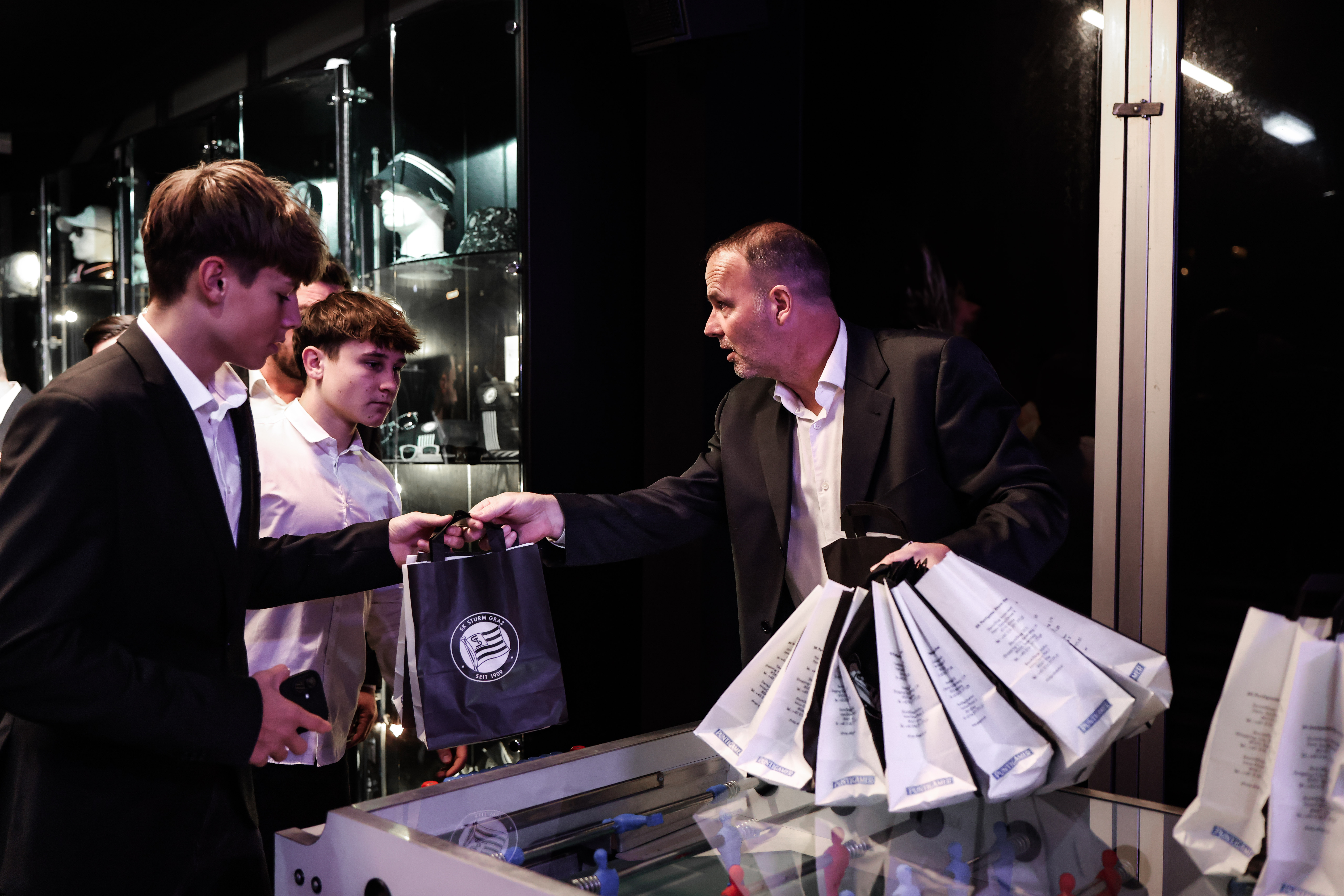 Ein Mann übergibt Geschenke