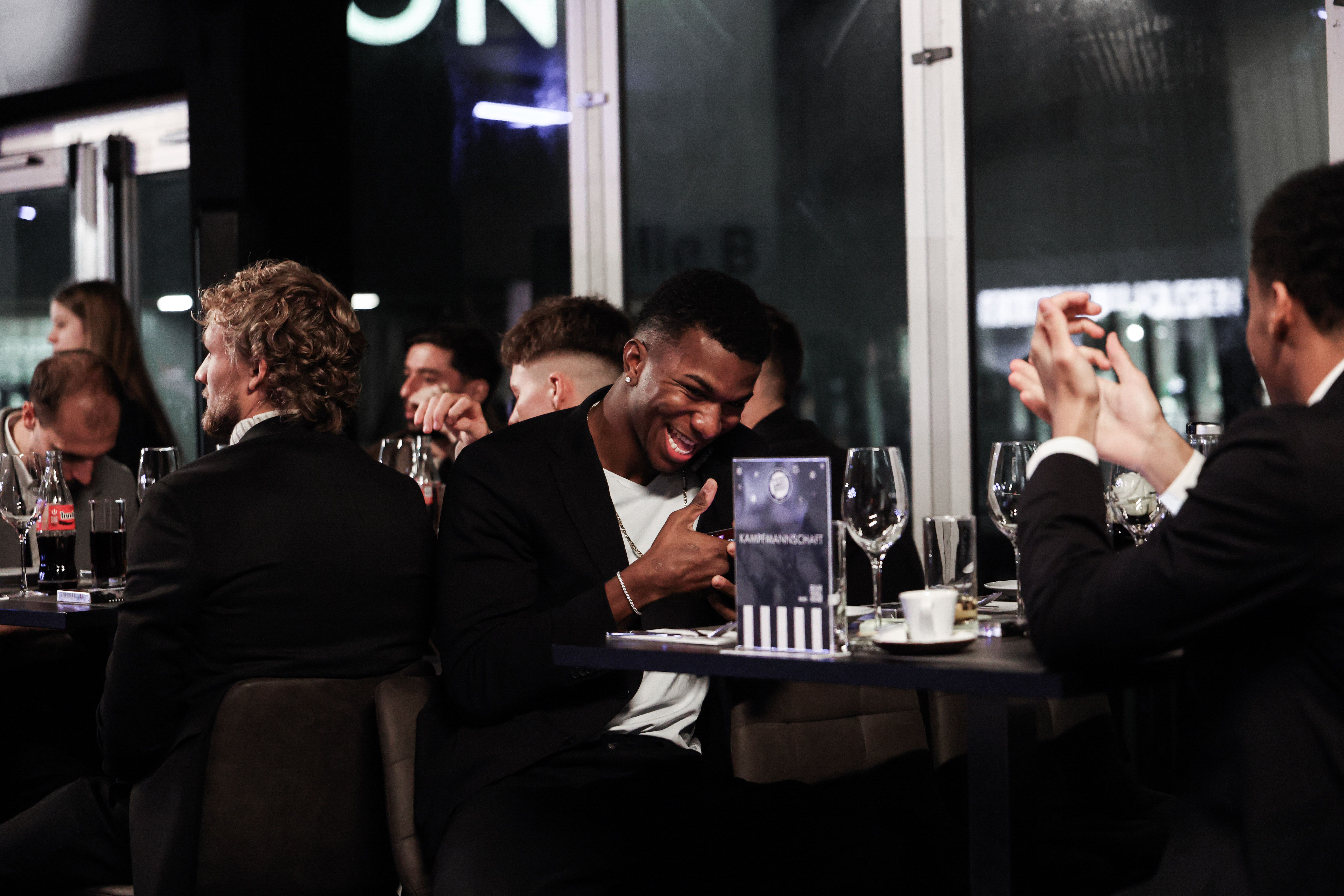 Männer unterhalten sich