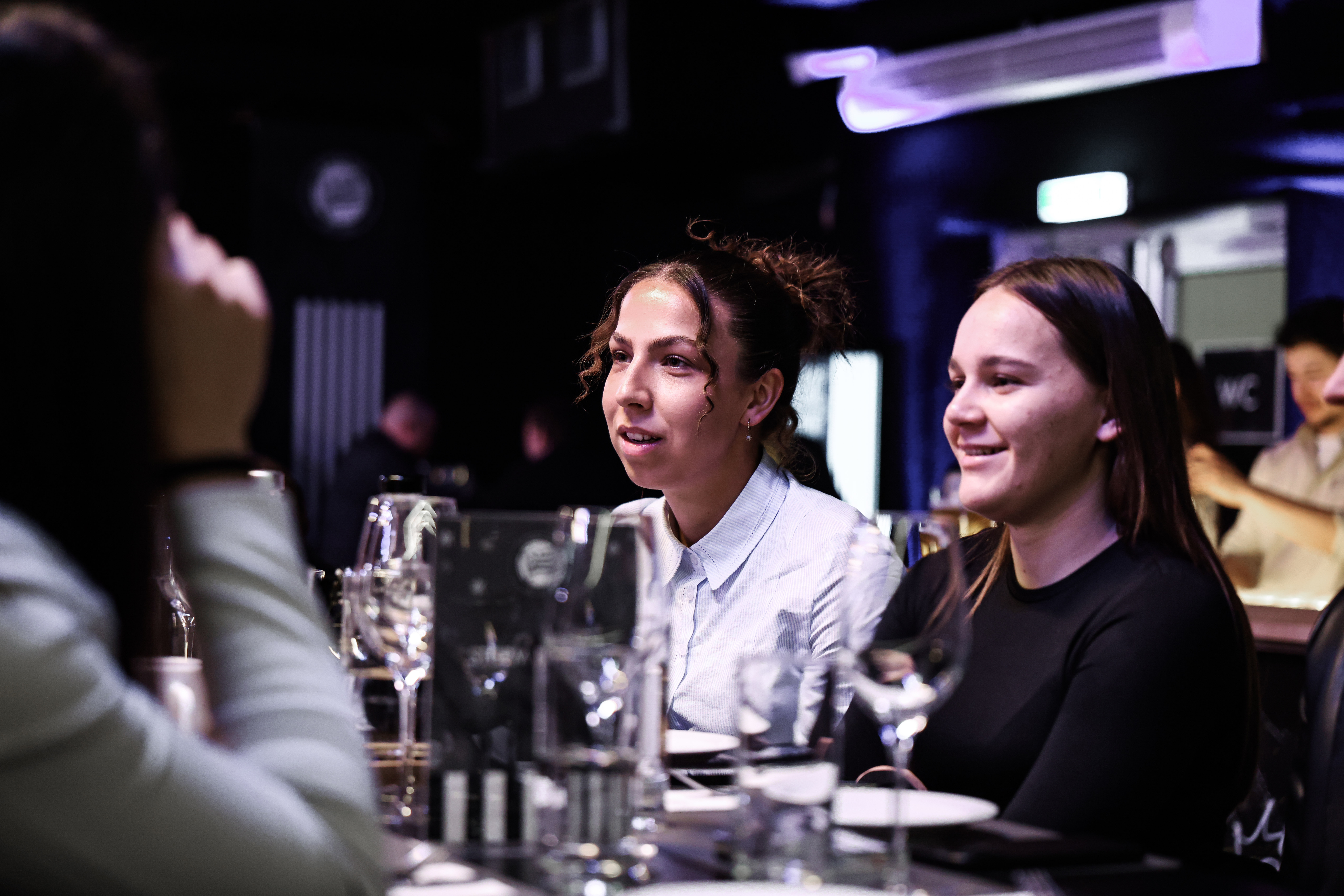 Zwei Frauen unterhalten sich