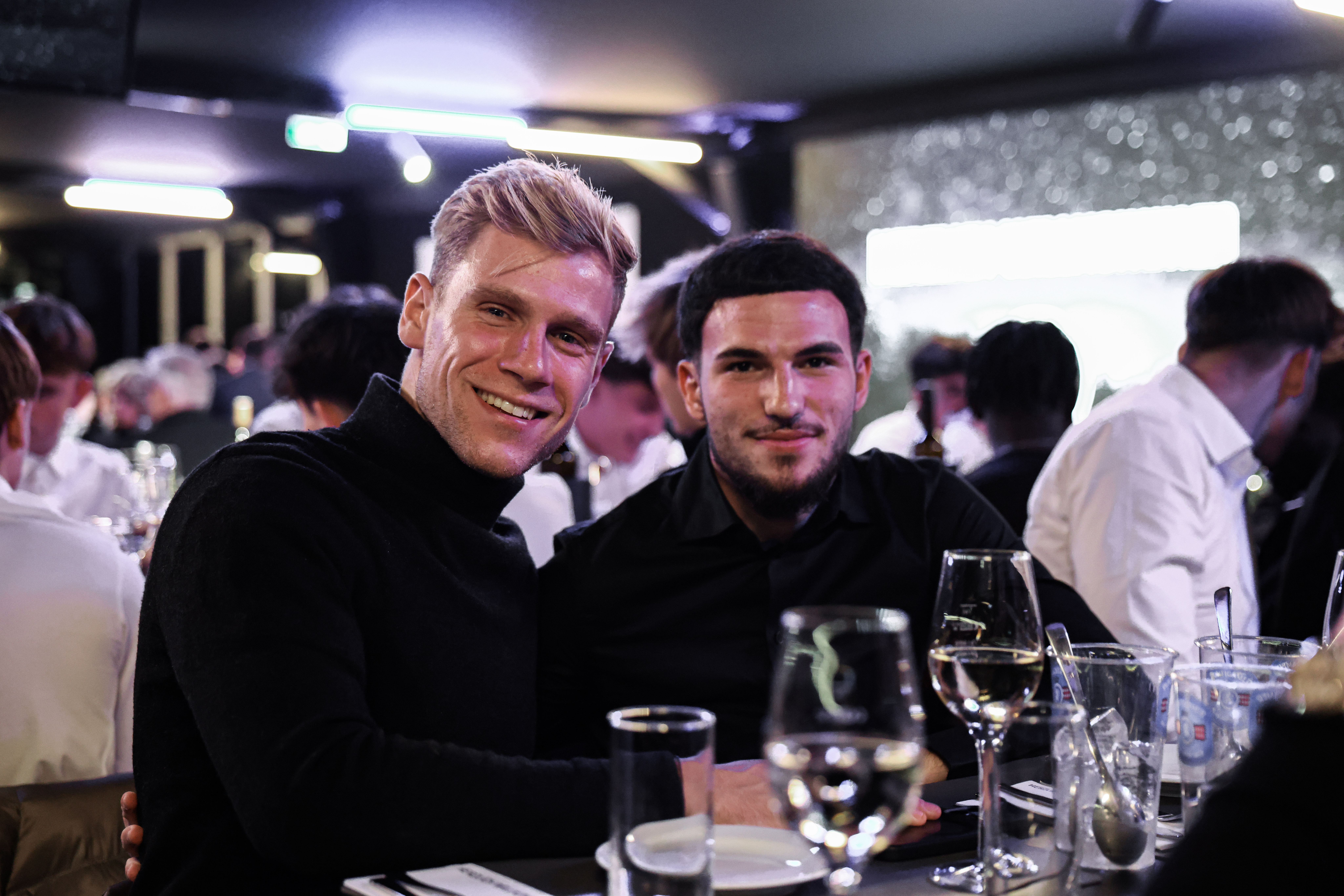 Zwei Männer lächeln