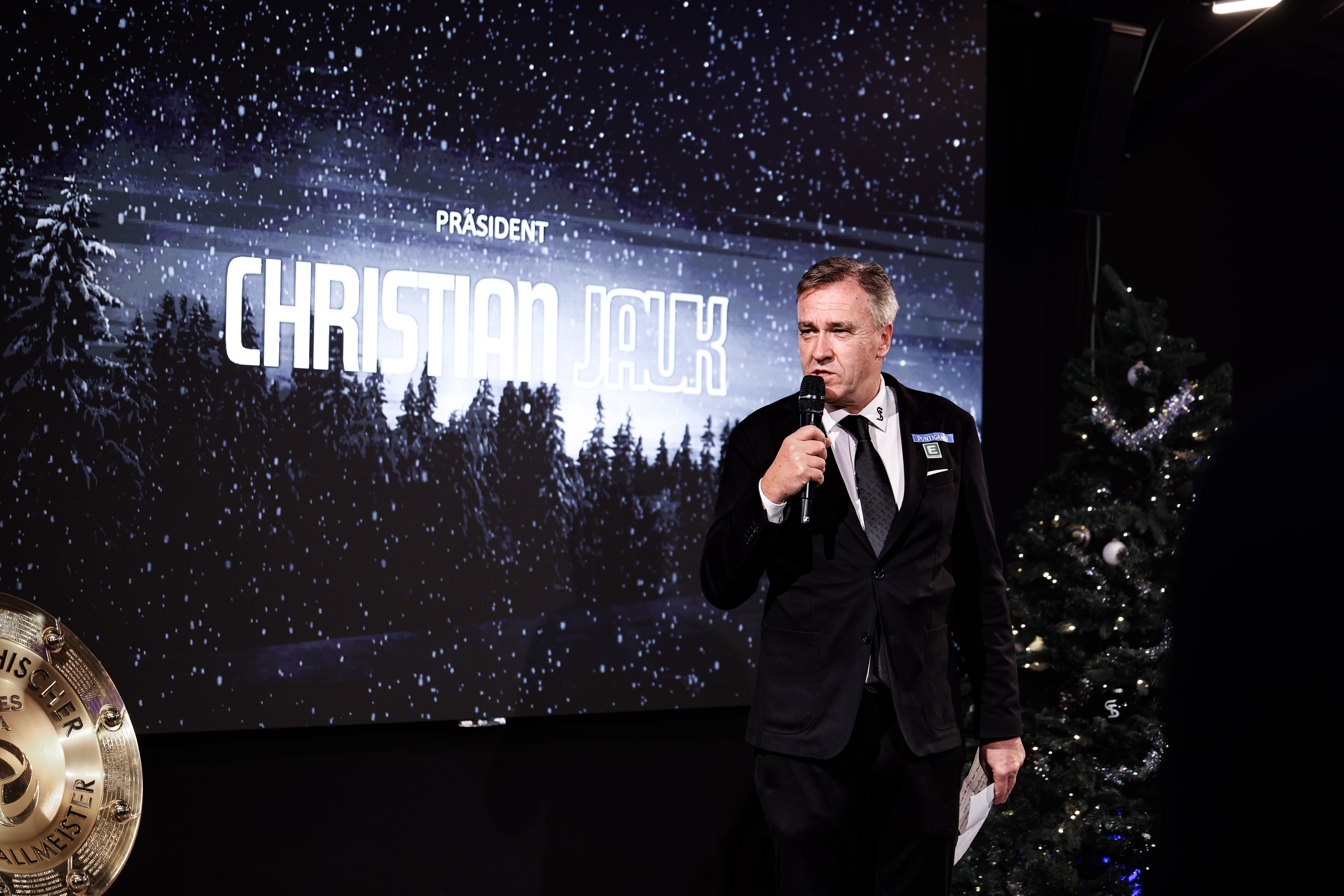 Ein Mann mit Mikrofon