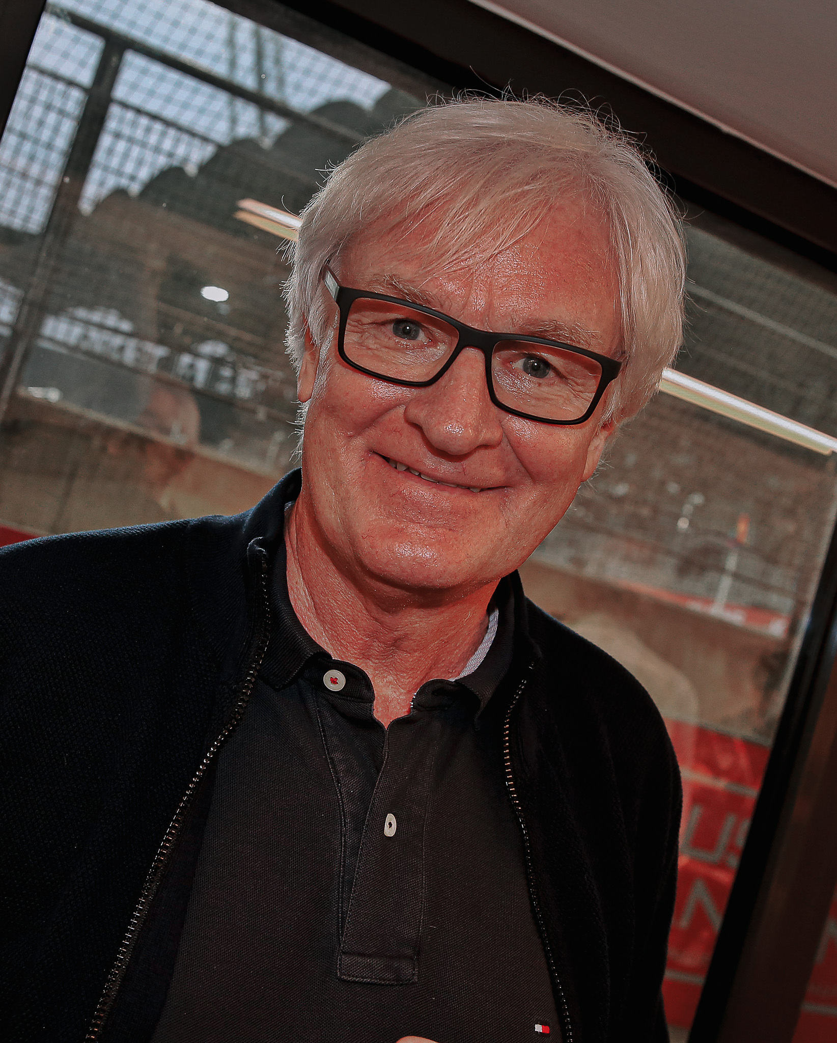 Ein weißhaariger Mann mit Brille