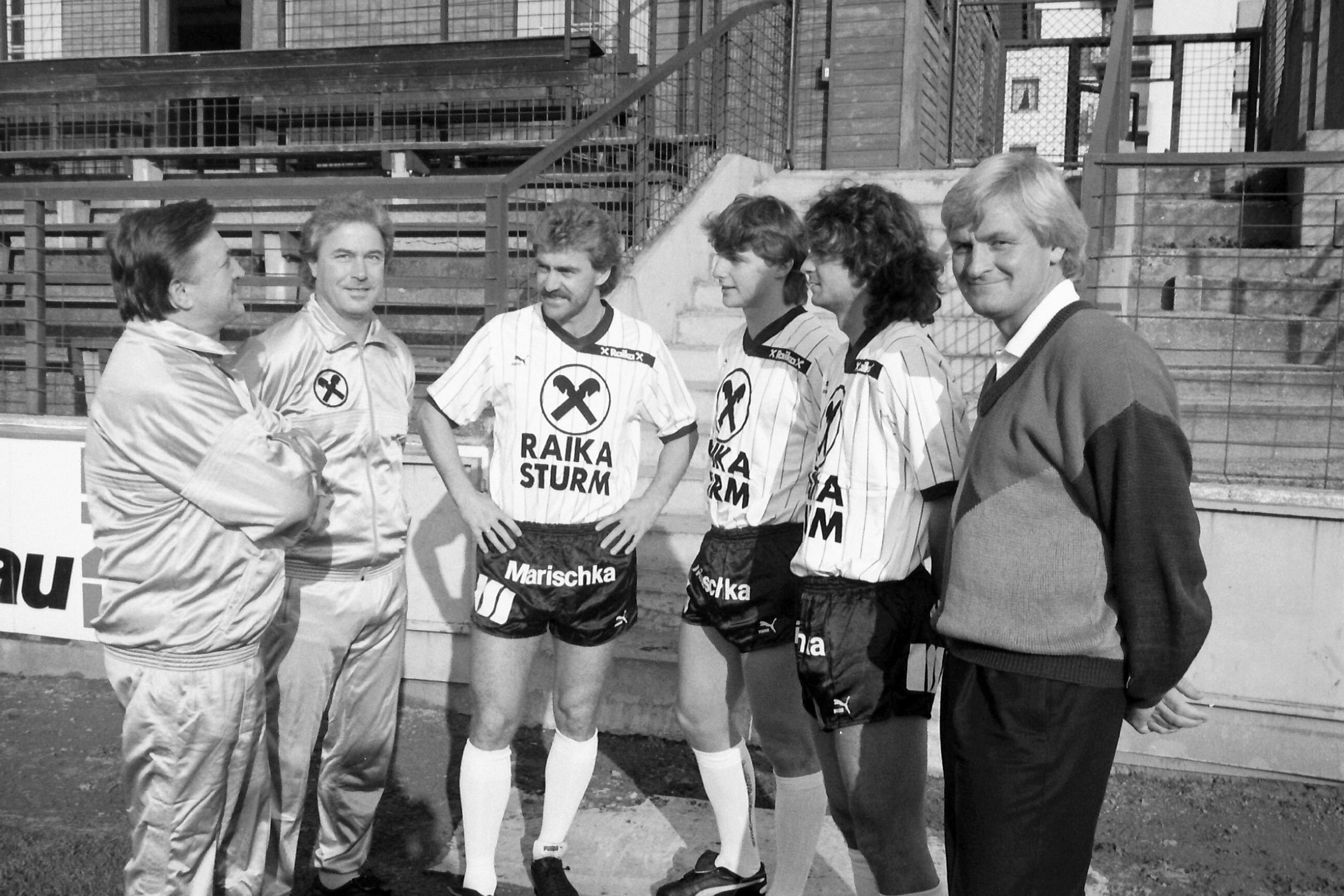 Eine Gruppe Fußballer unterhält sich.