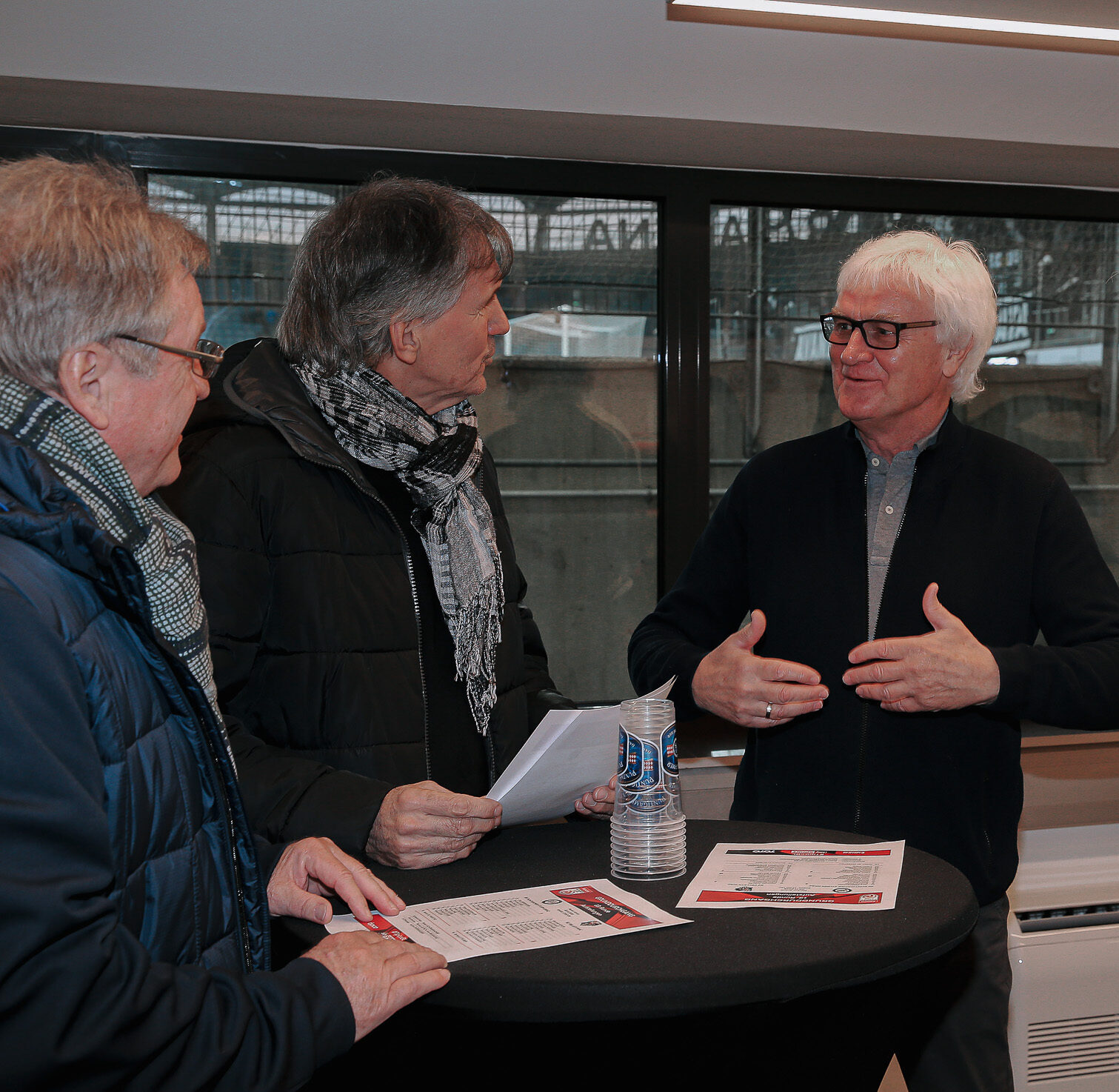 Vier Männer im Gespräch.