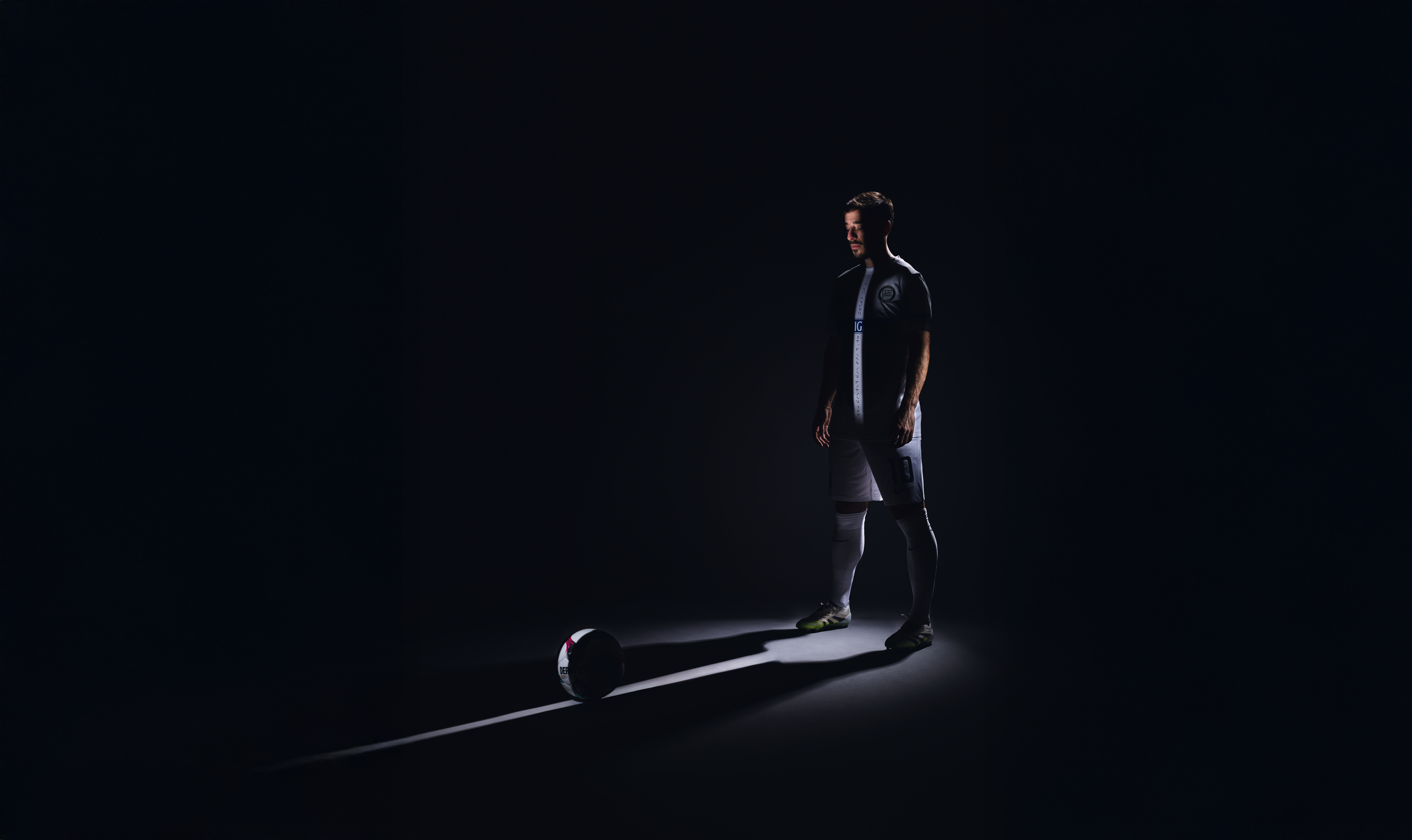 Ein Spieler im Schatten mit wenig Licht