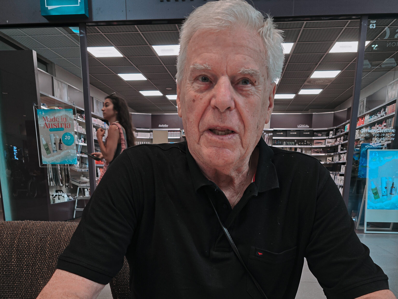 Ein weißhaariger Mann.