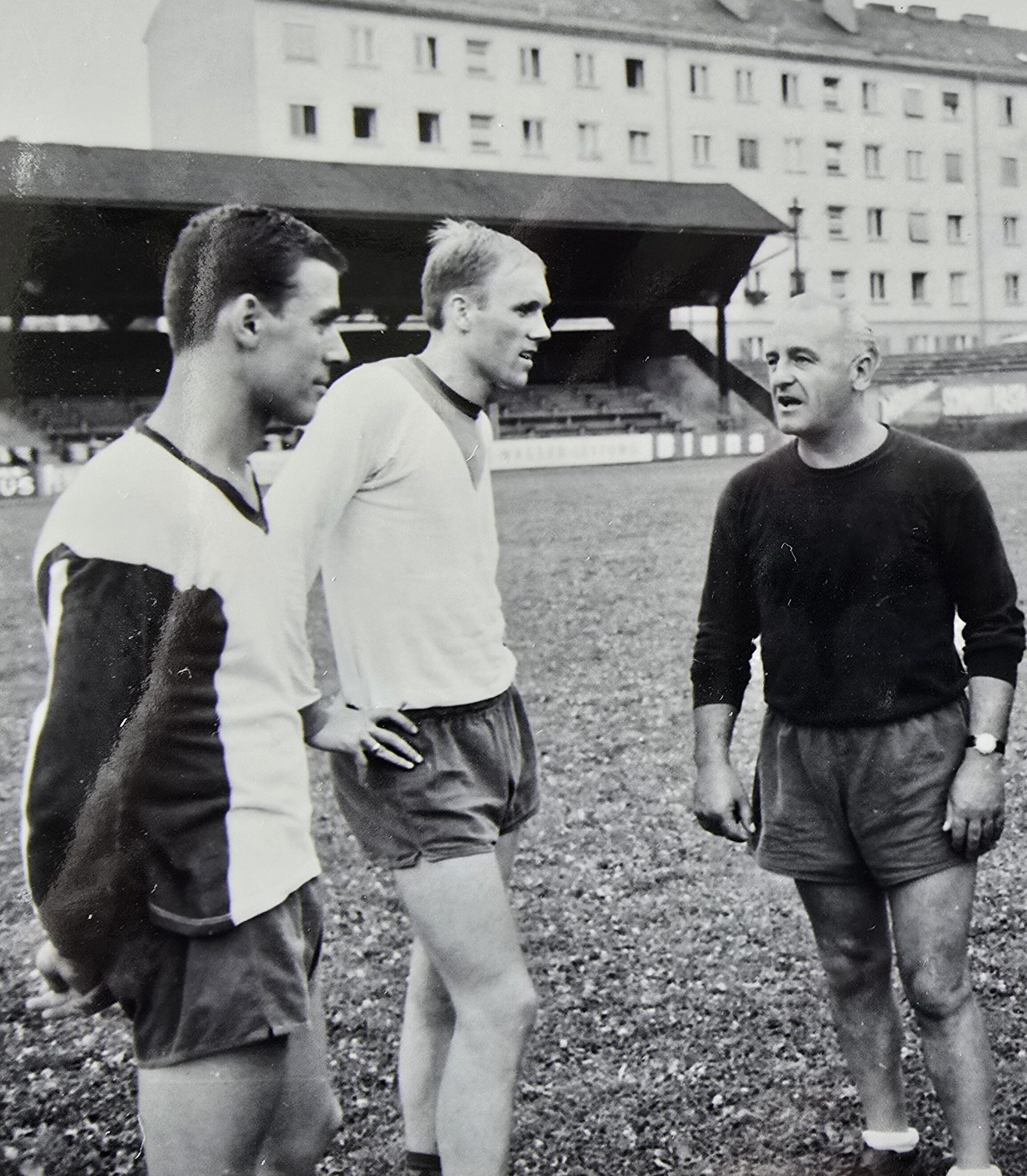 Drei Männer in Fußballkleidung 1970.