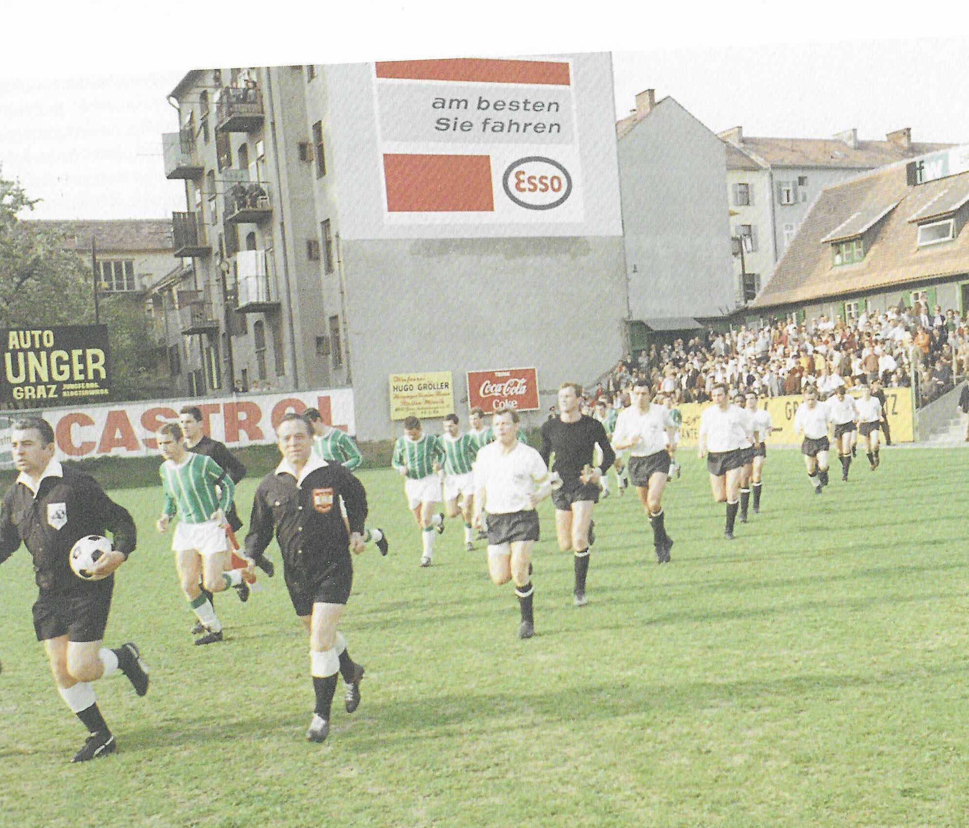 Zwei Mannschaften laufen auf das Spielfeld.