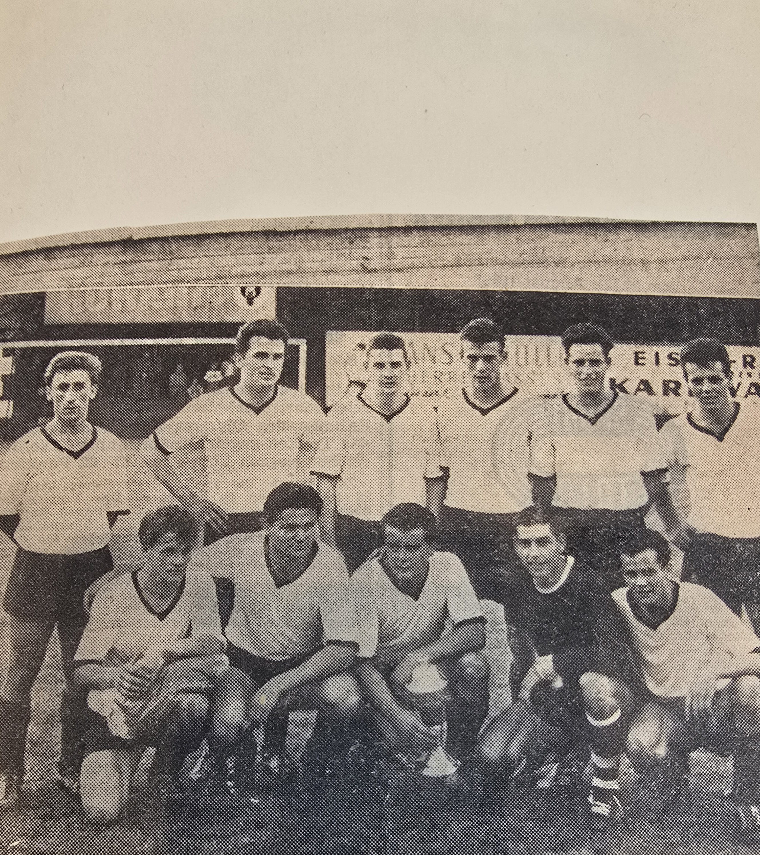 Eine Fußballmannschaft in weißen Trikots.