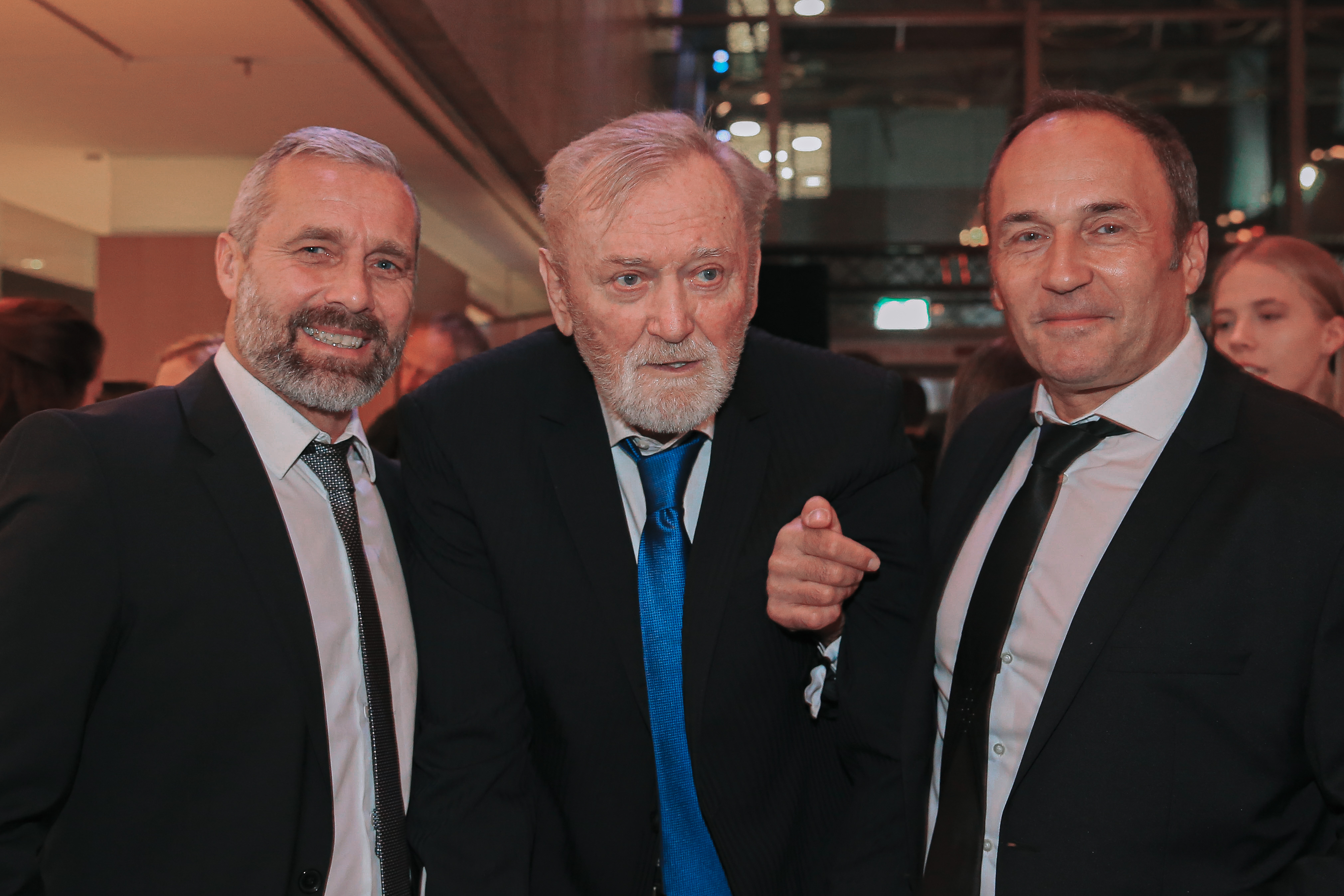 Drei Männer in Anzügen.