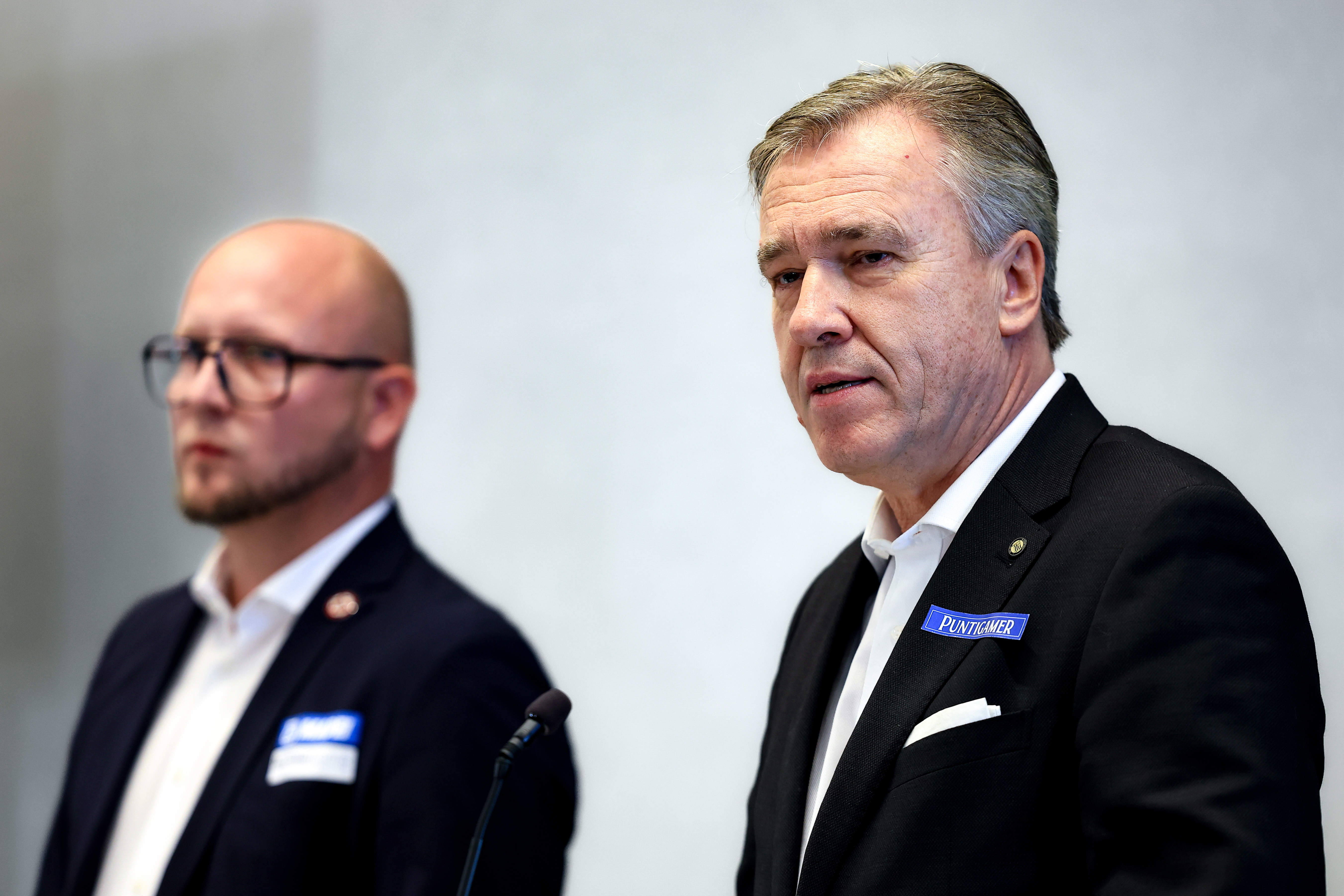 Zwei Männer am Pult.