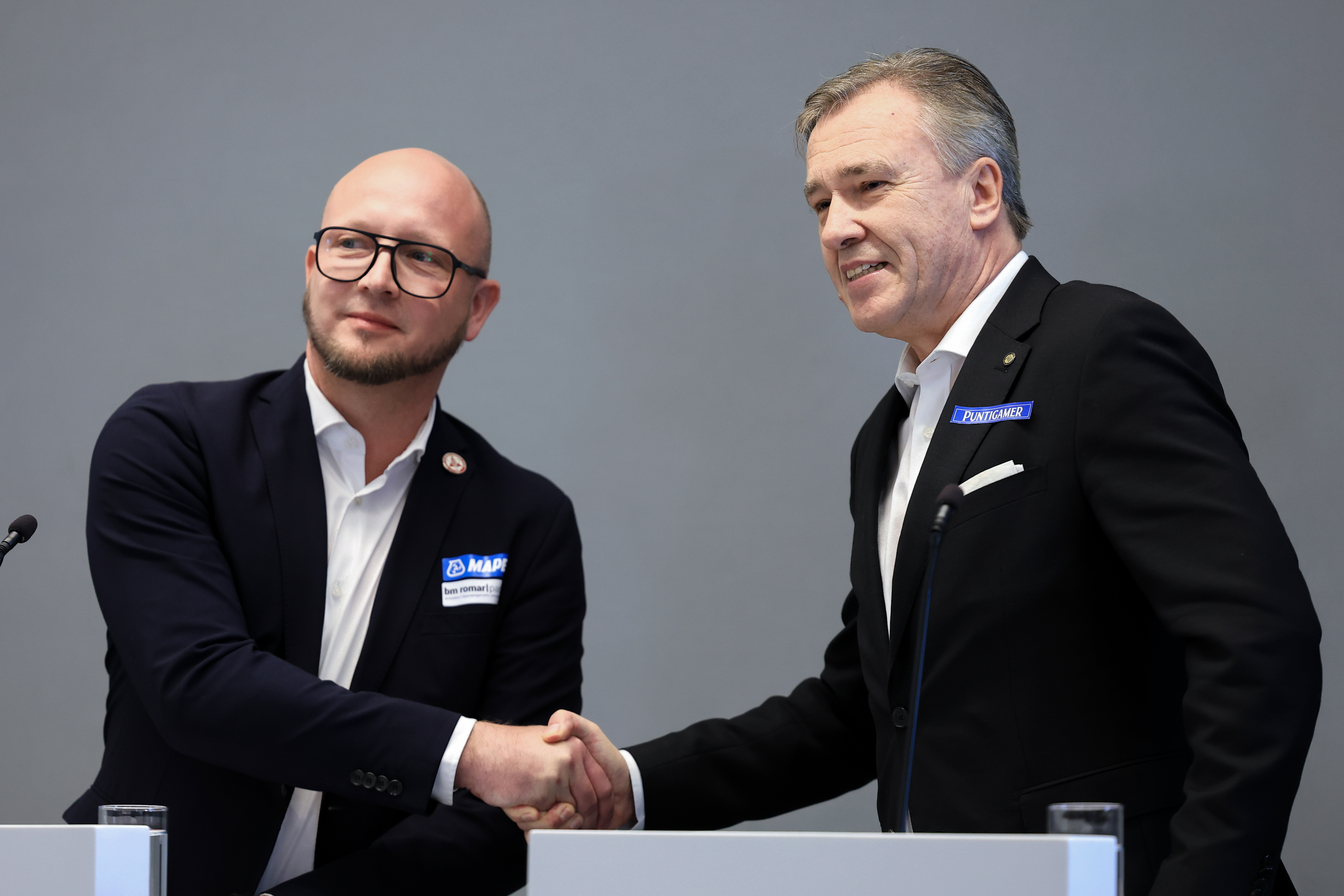 Zwei Männer schütteln sich die Hände