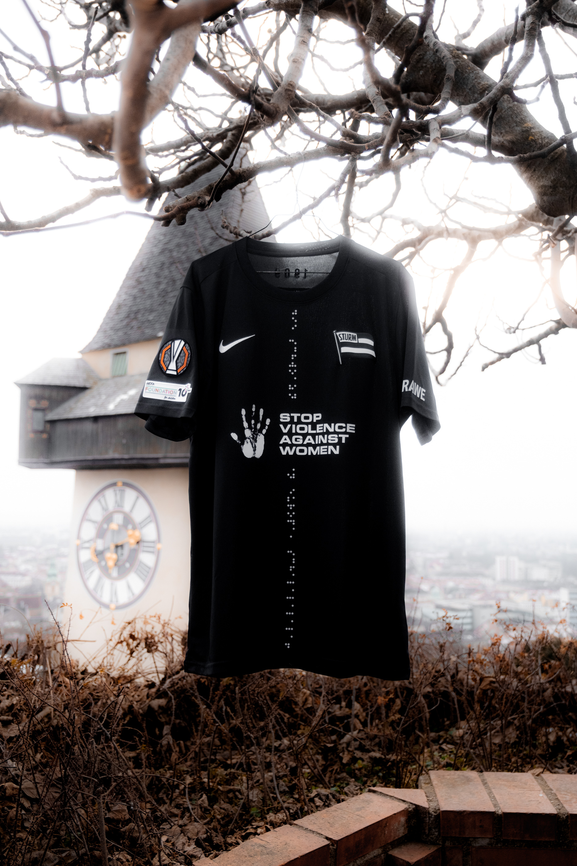 Ein Trikot auf einem Kleiderbügel.