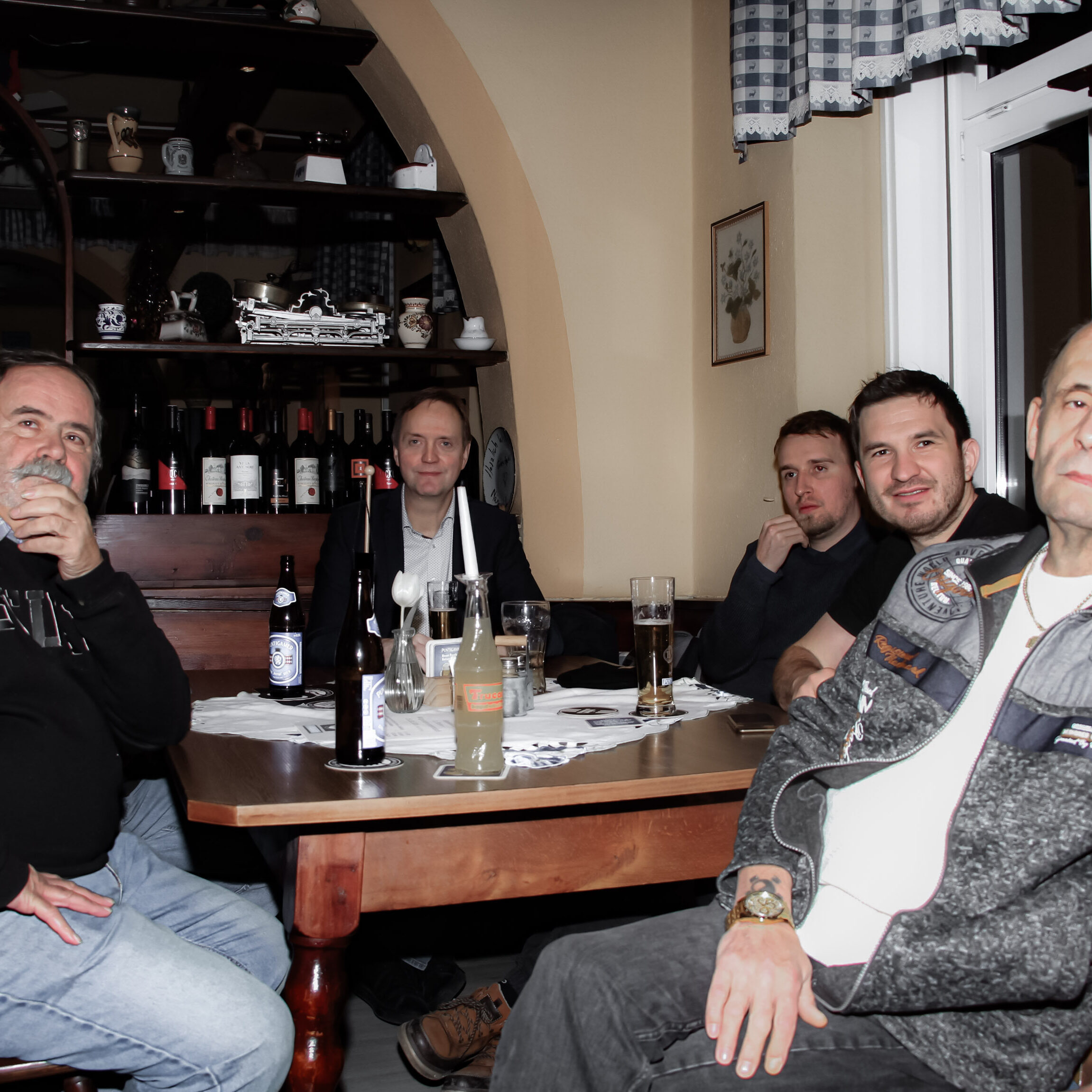 Ältere Männer sitzen an einem Tisch