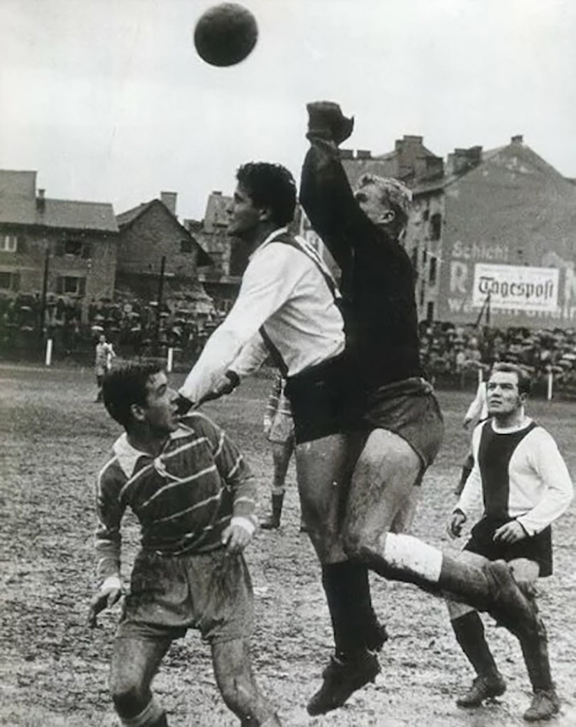 Fußballer im Kampf um den Ball in Graz 1958.