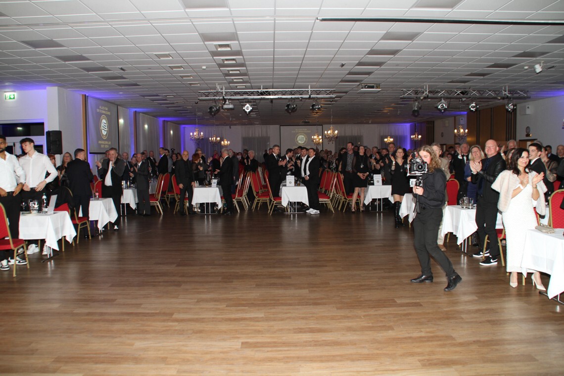 Ein Tanzsaal mit Menschen.