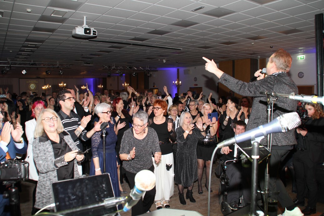 Ein Musiker singt vor dem Publikum.