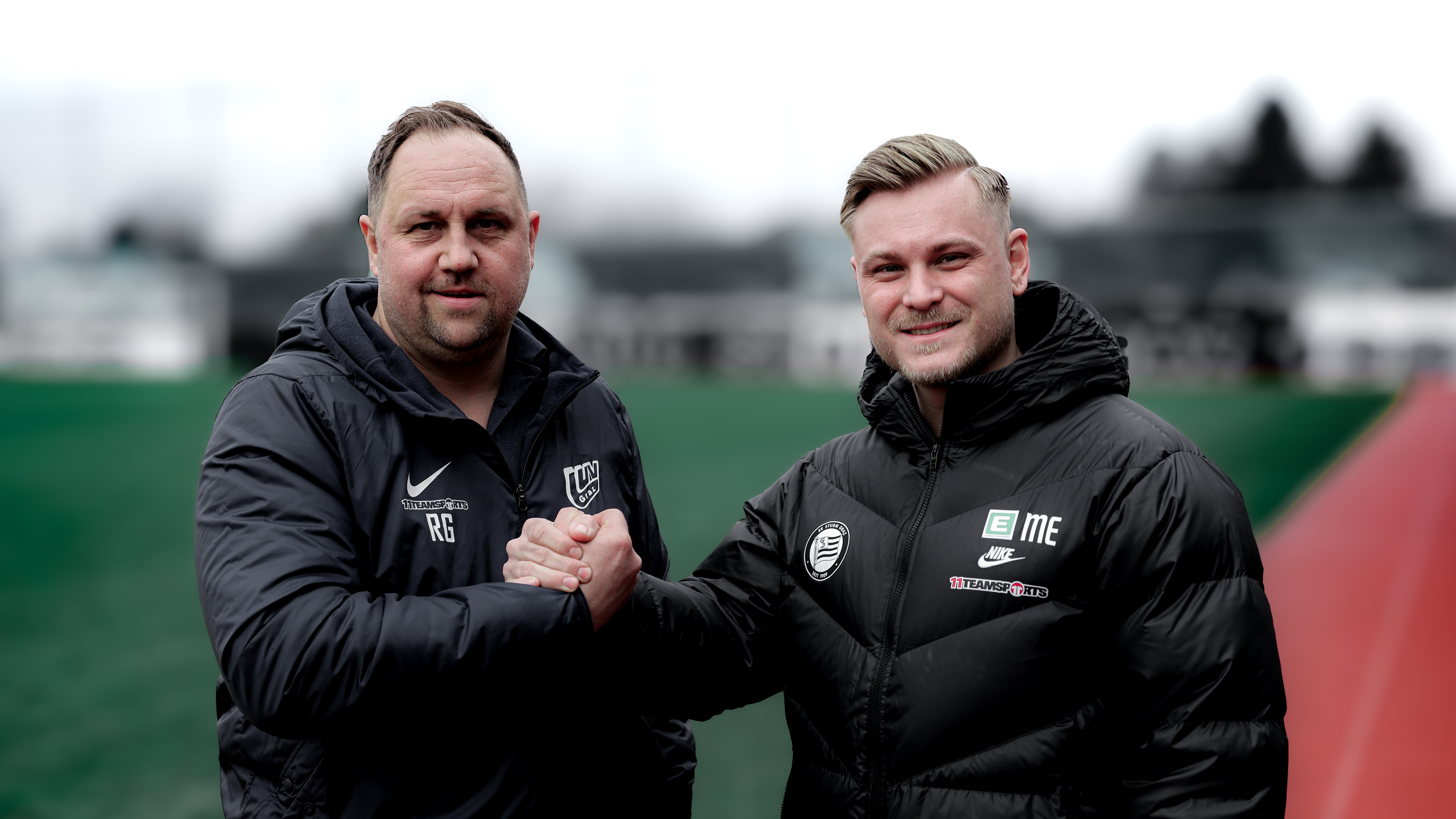 Zwei Männer geben sich die Hand