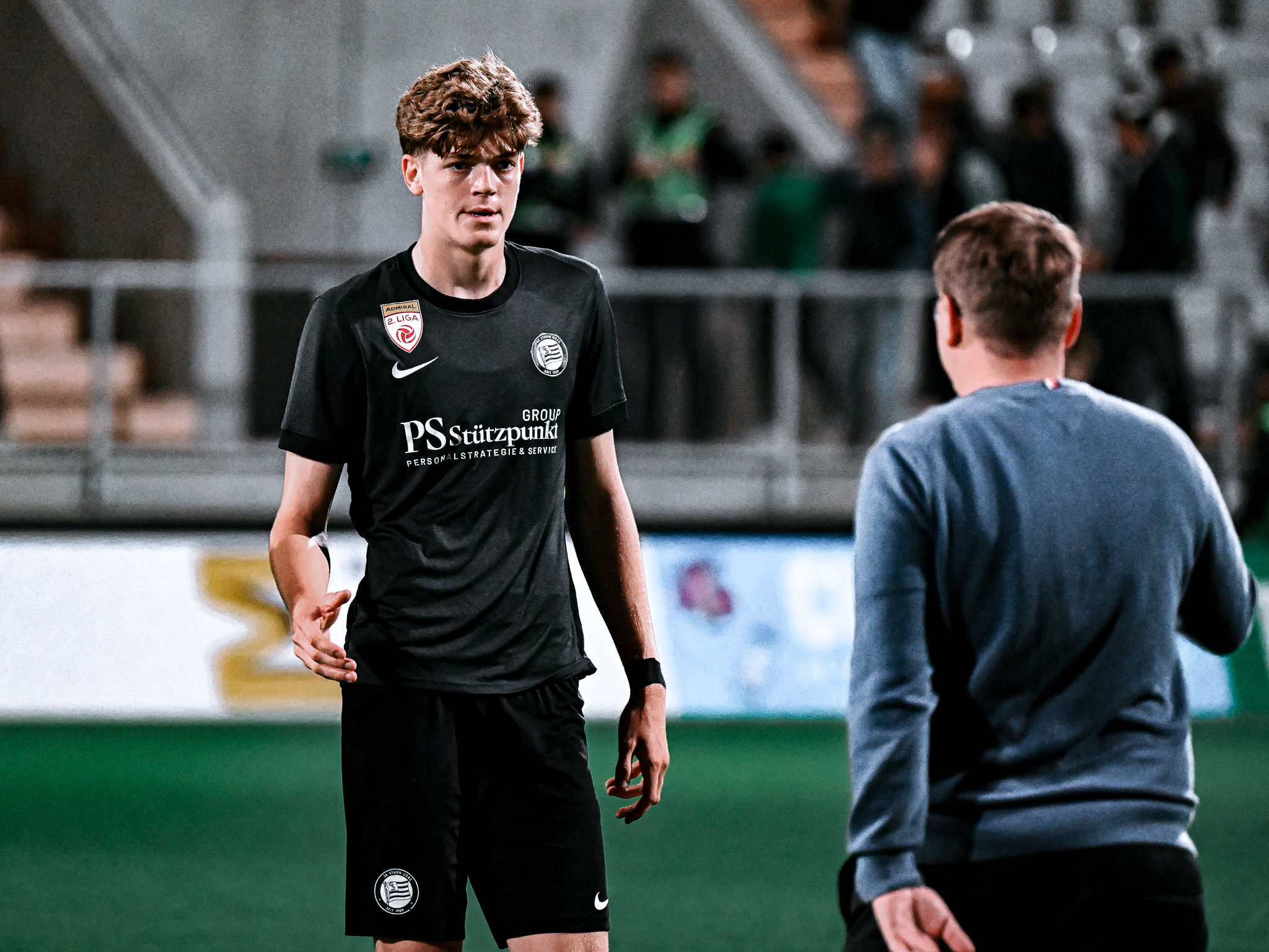 Zwei Männer diskutieren.