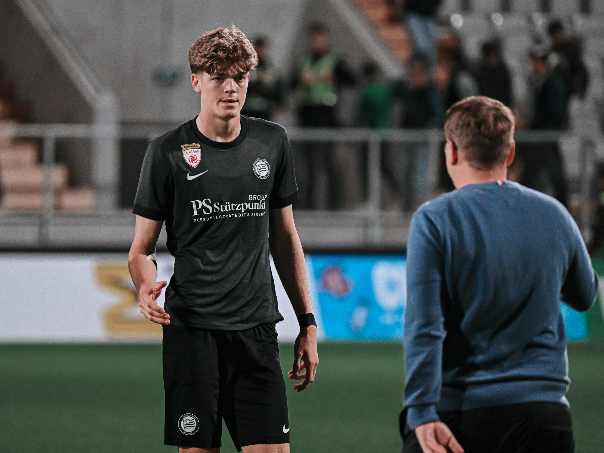 Zwei Männer diskutieren.