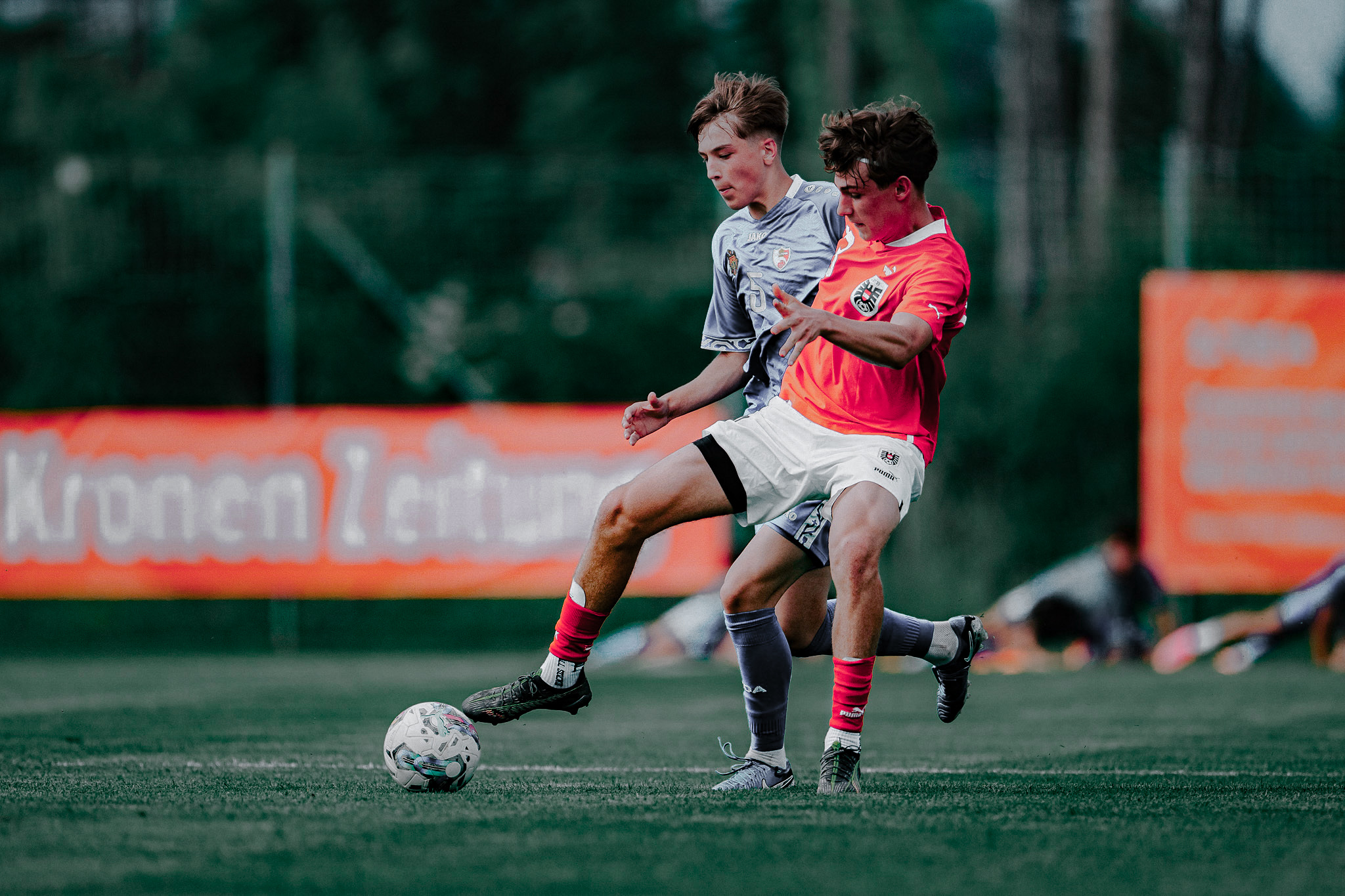 Zwei Männer spielen Fußball.