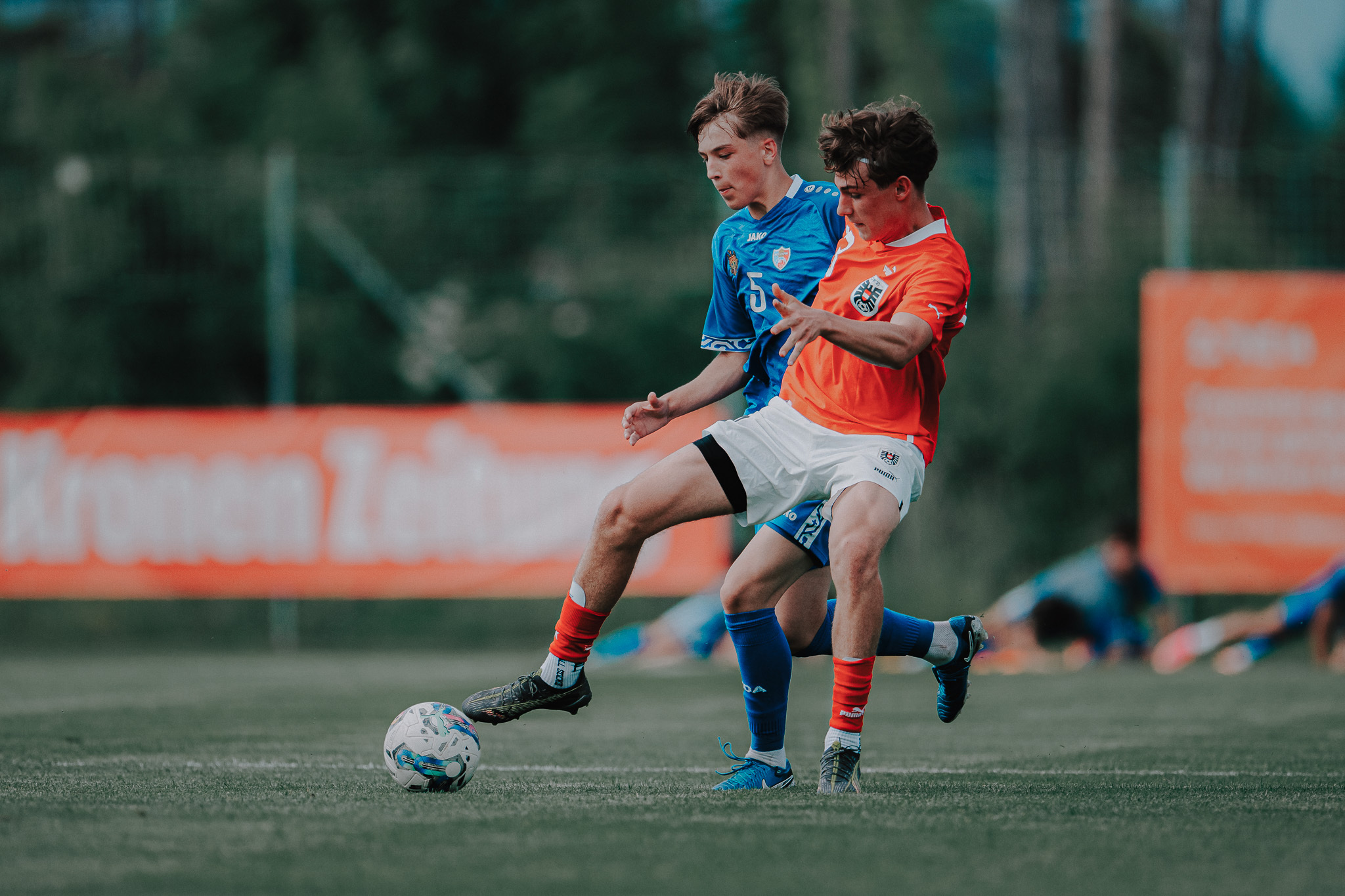 Zwei Männer spielen Fußball.