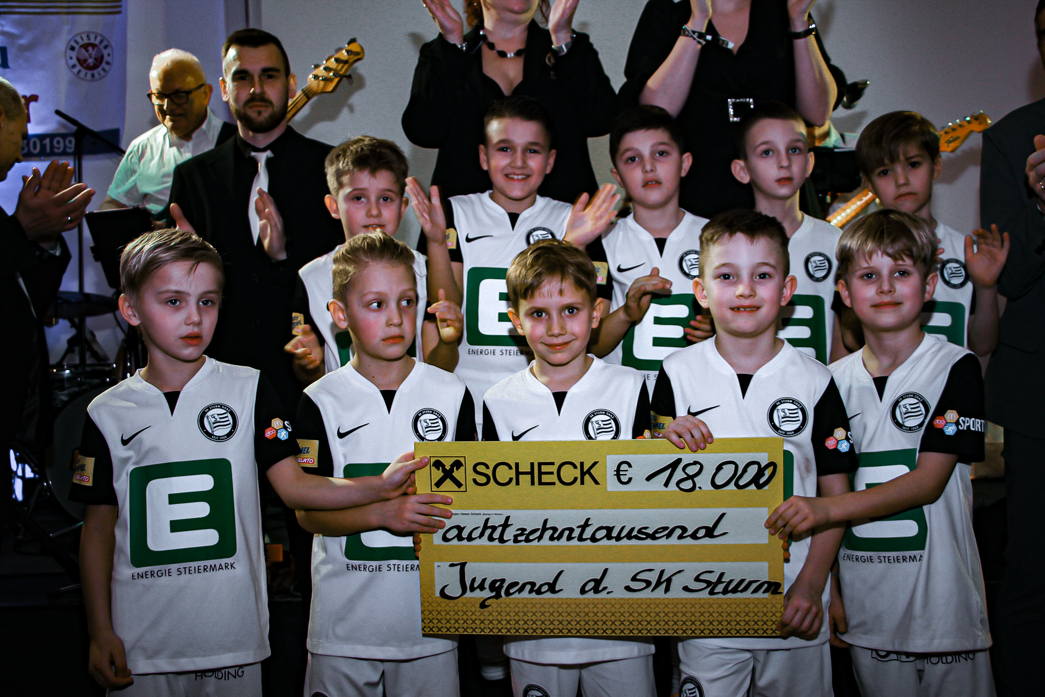 Eine Fußballjugendmannschaft mit einem Scheck.