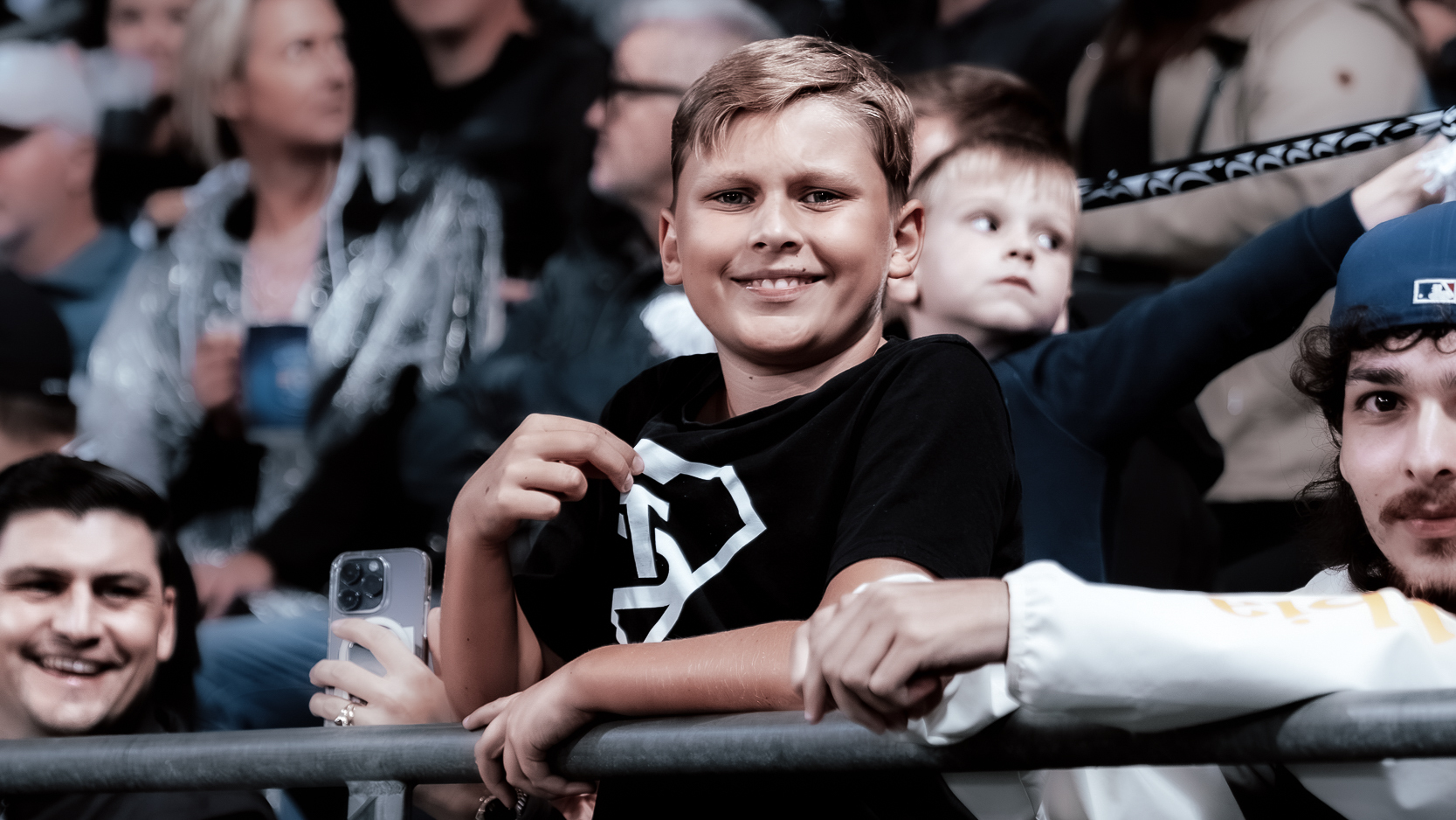 Ein Kind im schwarzen Trikot schaut in die Kamera