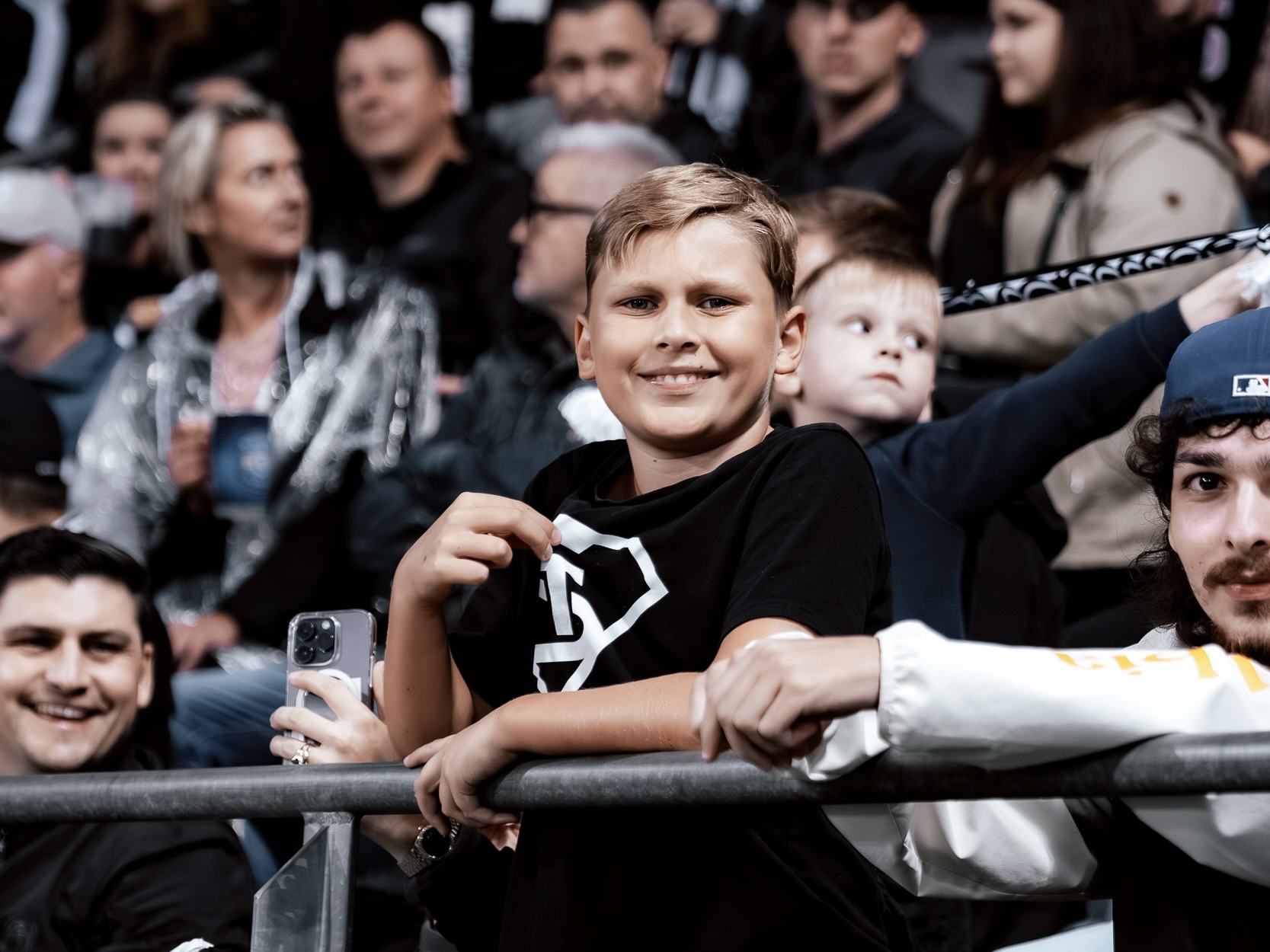 Ein Kind im schwarzen Trikot schaut in die Kamera