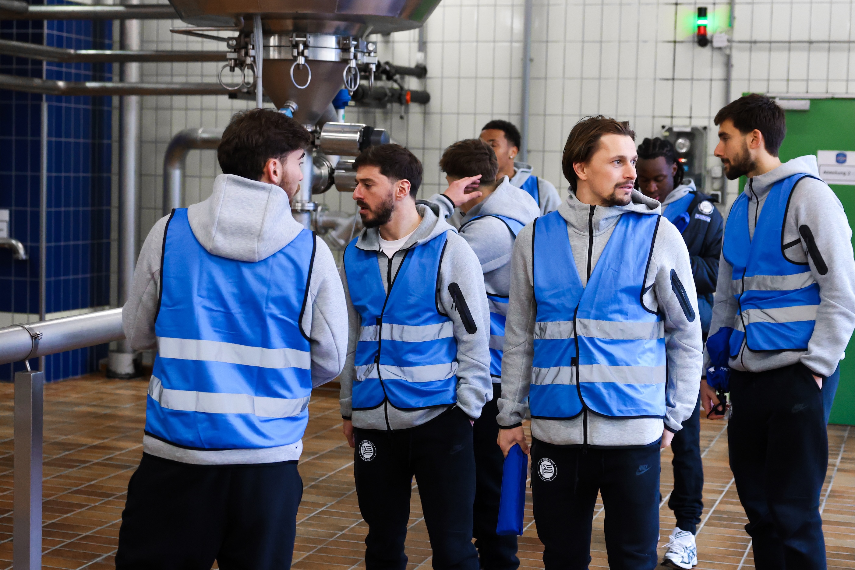 Menschen bei einer Brauereifuehrung