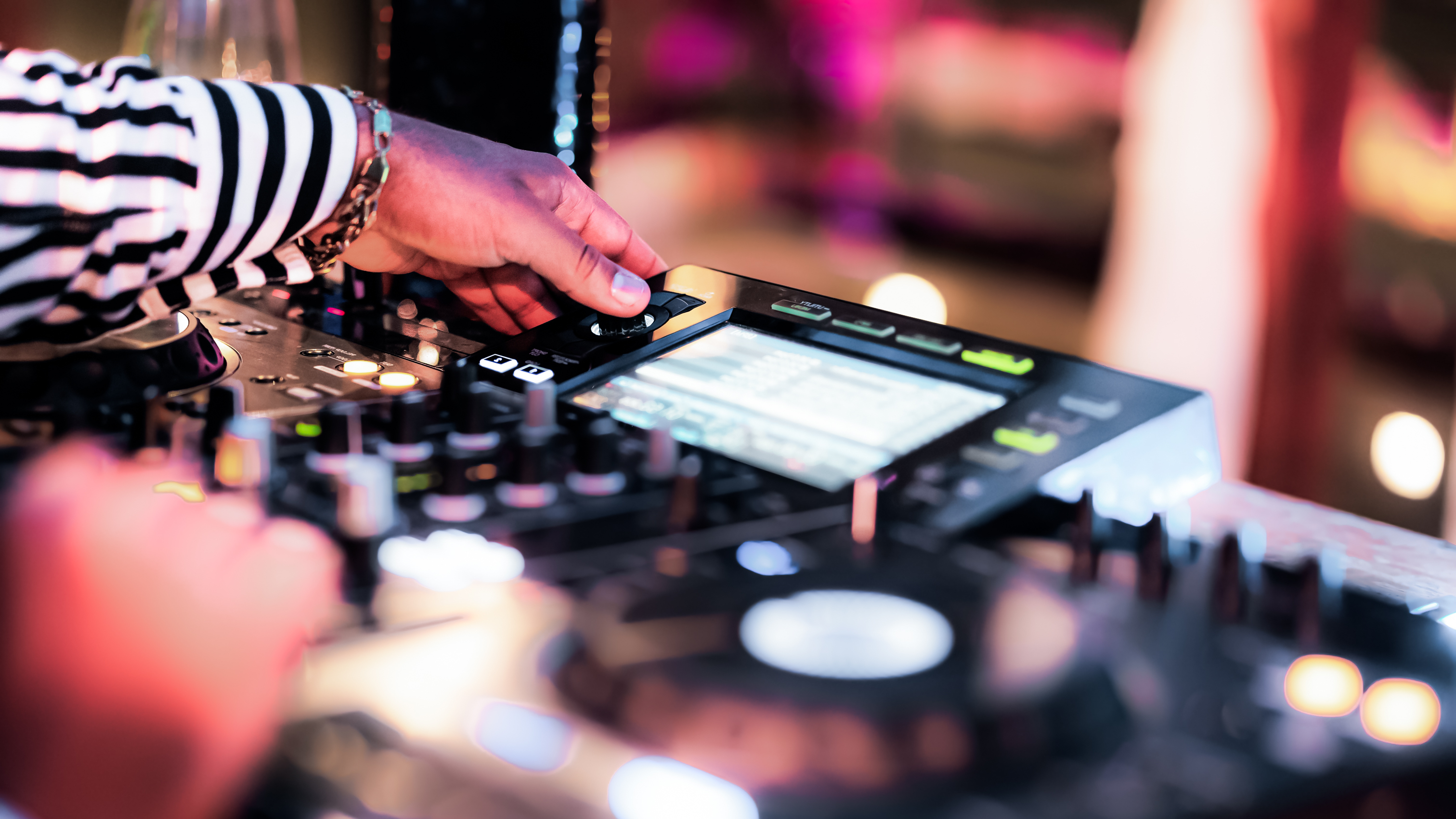 Ein DJ Set mit Händen ist zu sehen
