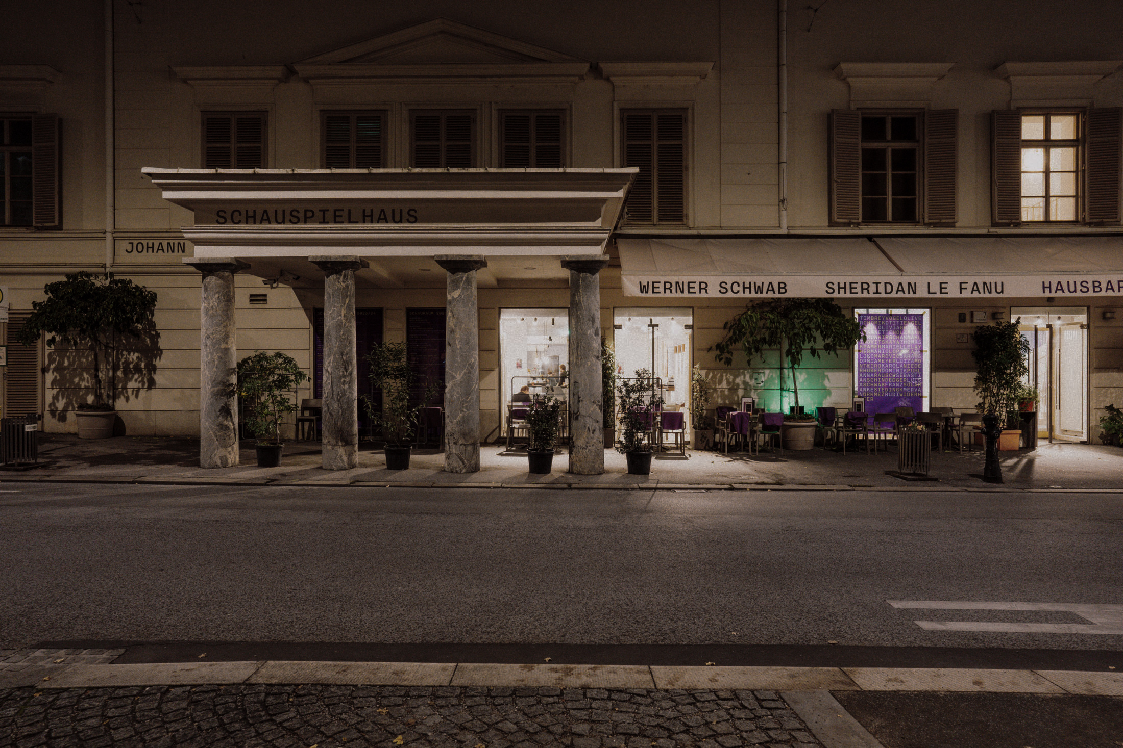 Ein Haus im Dunkeln.