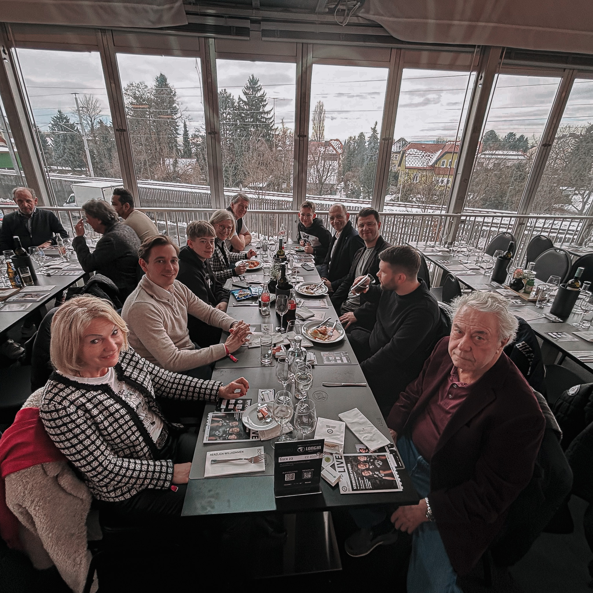 Zehn Menschen sitzen an einem Tisch.