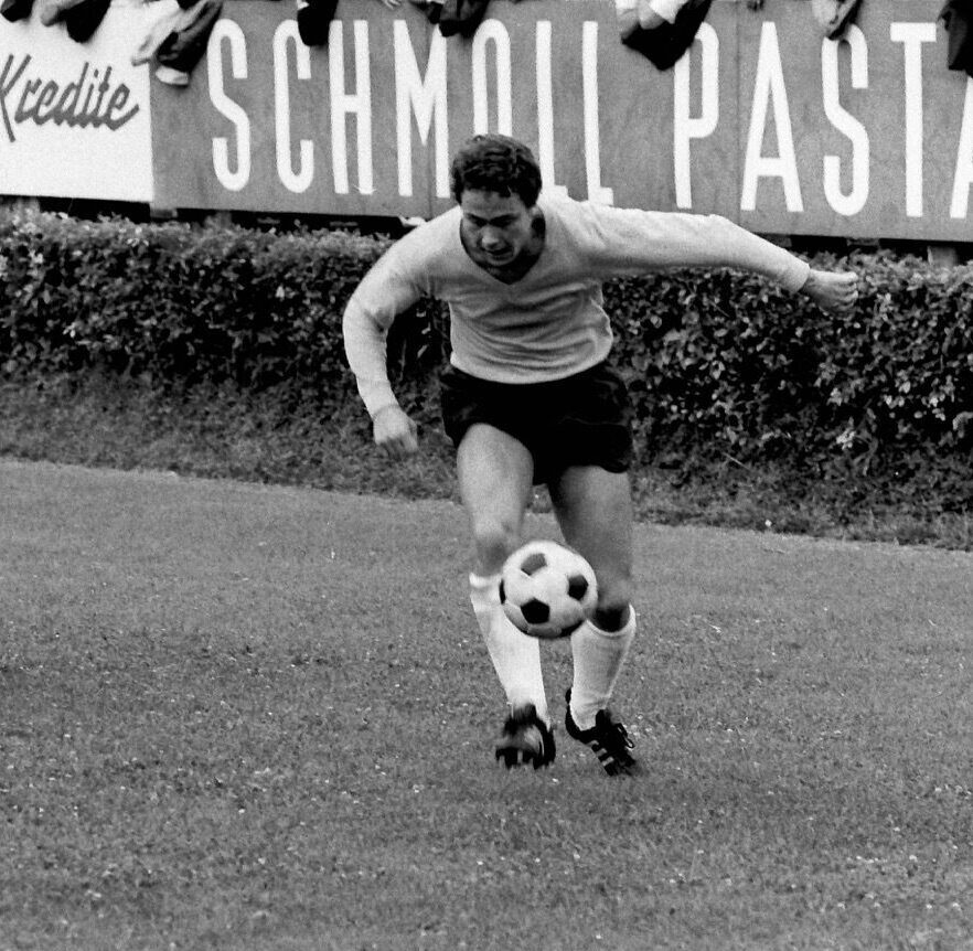 Ein Fußballer auf einem Schwarzweißbild.