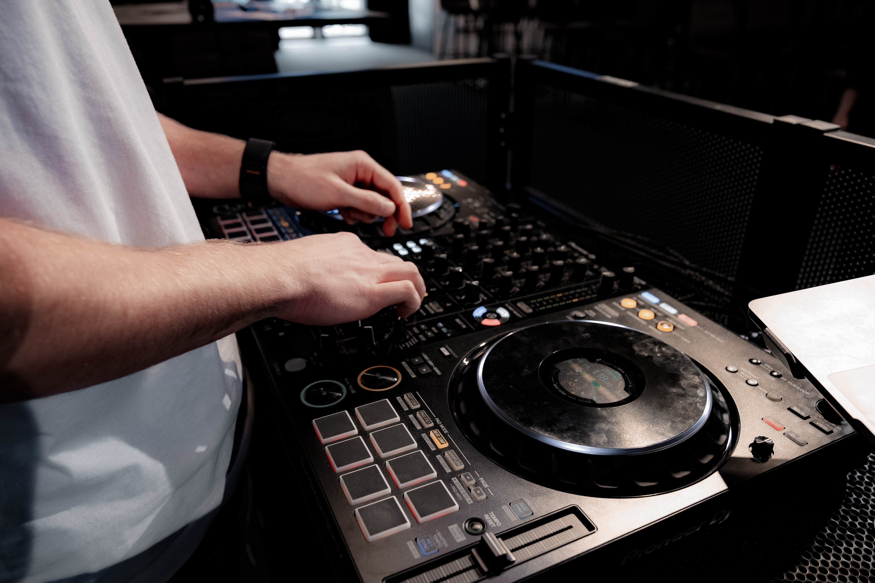 Ein Mann an einem DJ-Pult.