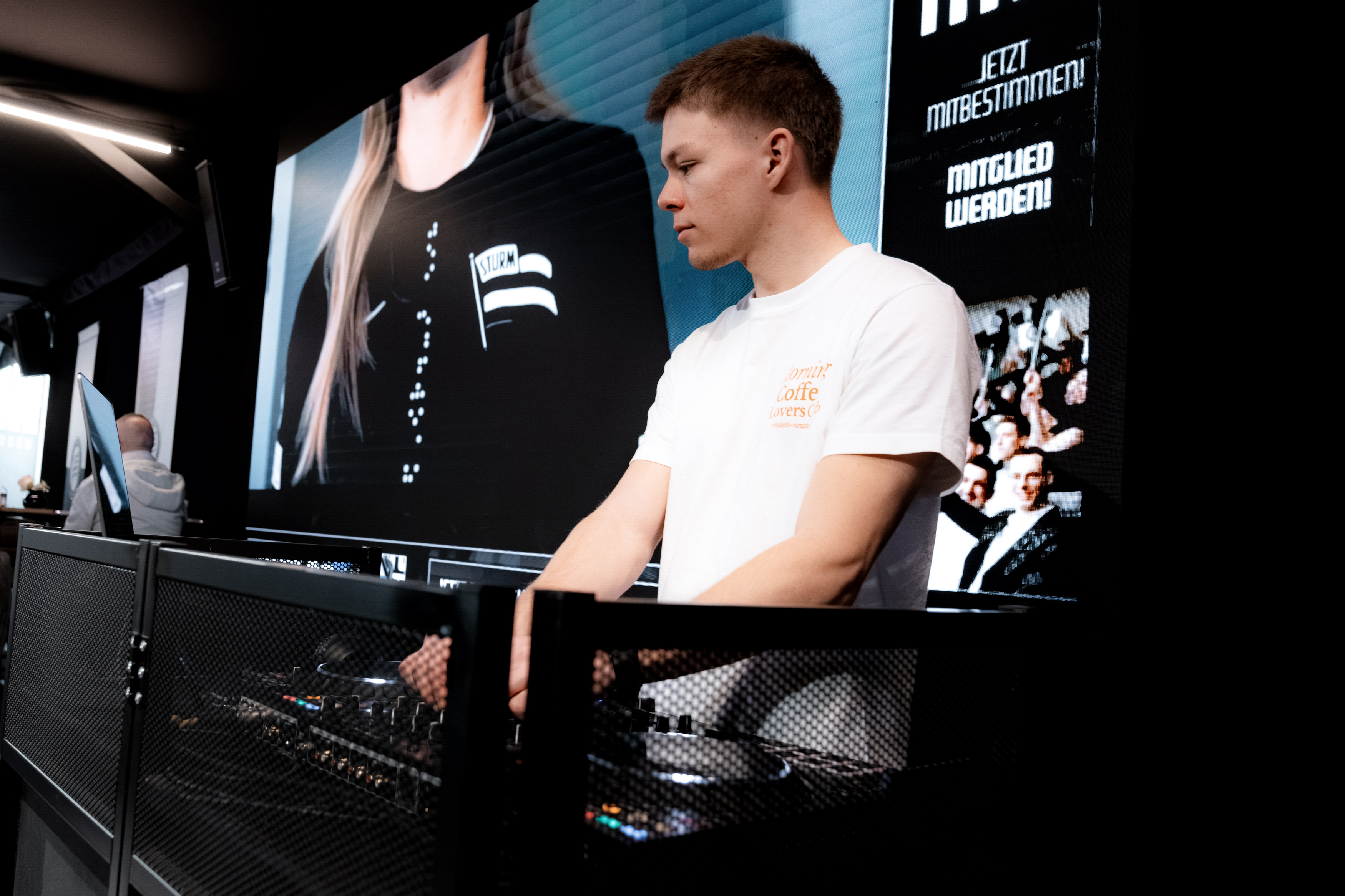 Ein DJ vor seinem Pult.