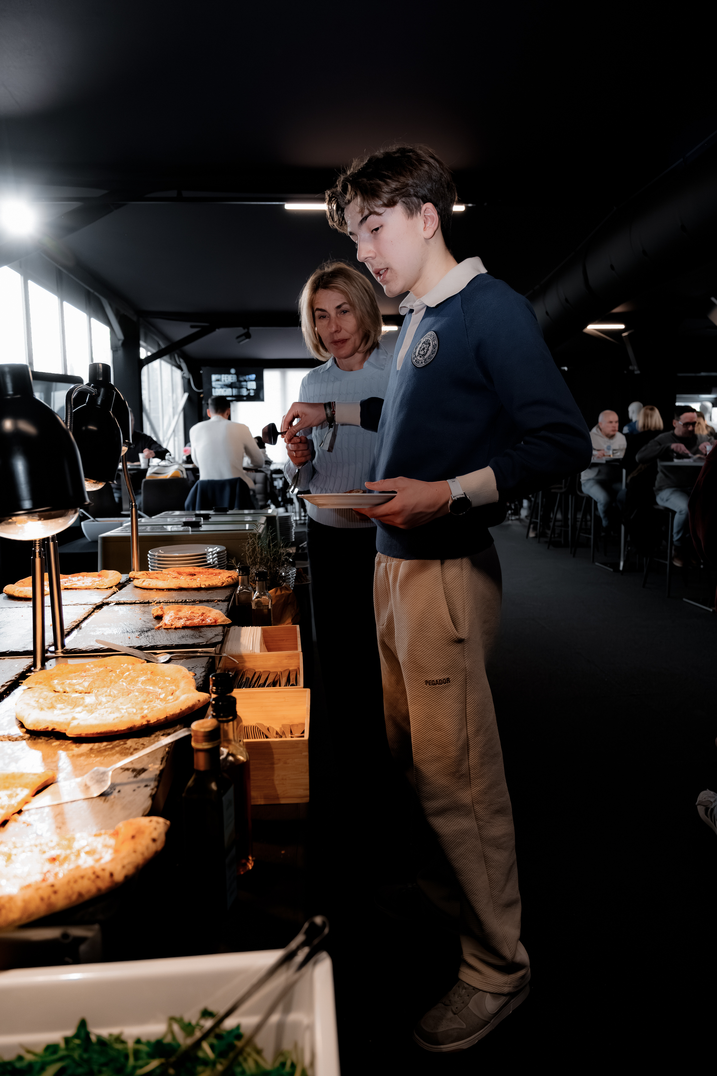 Ein Mann und eine Frau am Buffet.