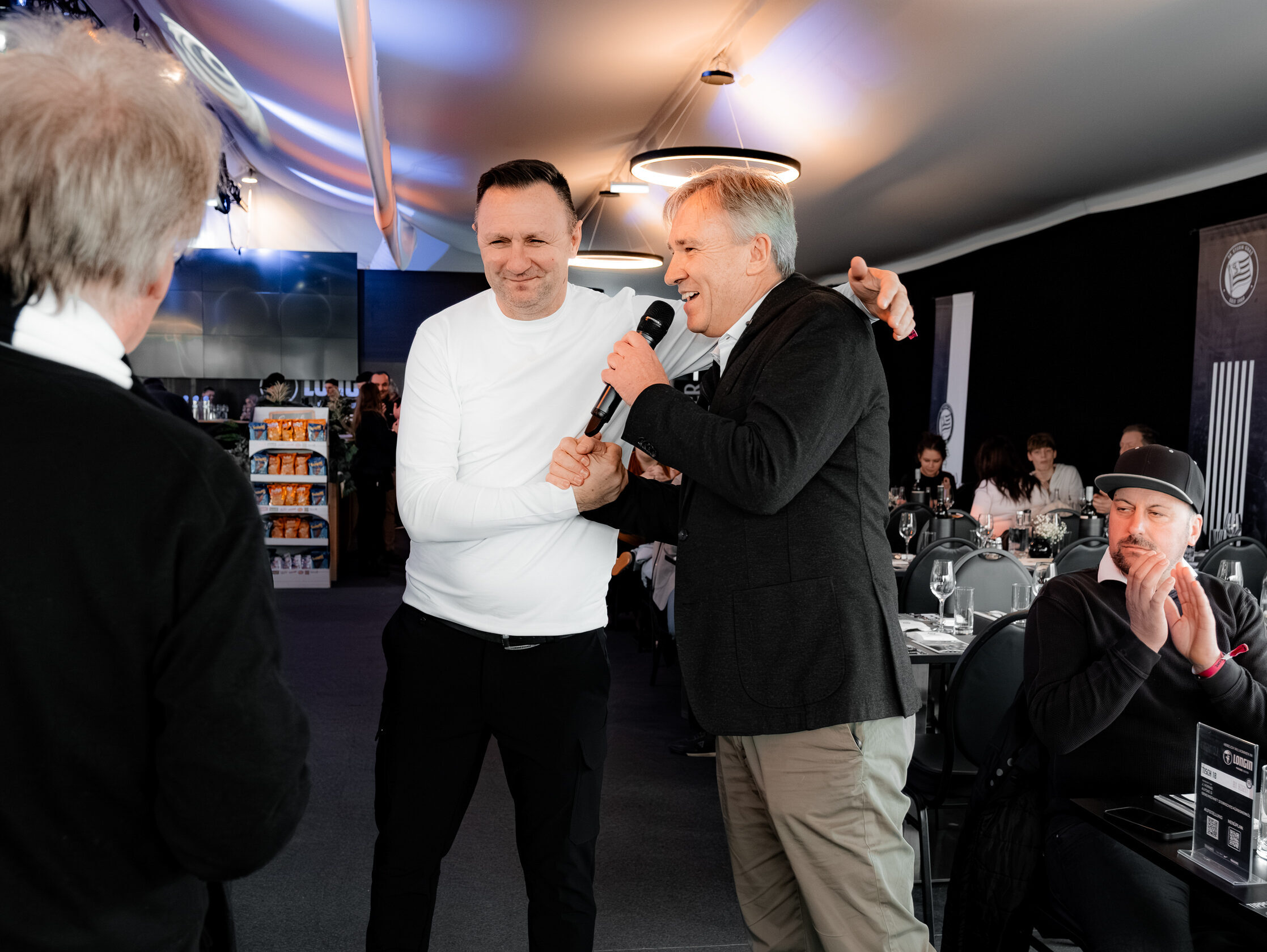 Zwei Männer geben sich die Hand.