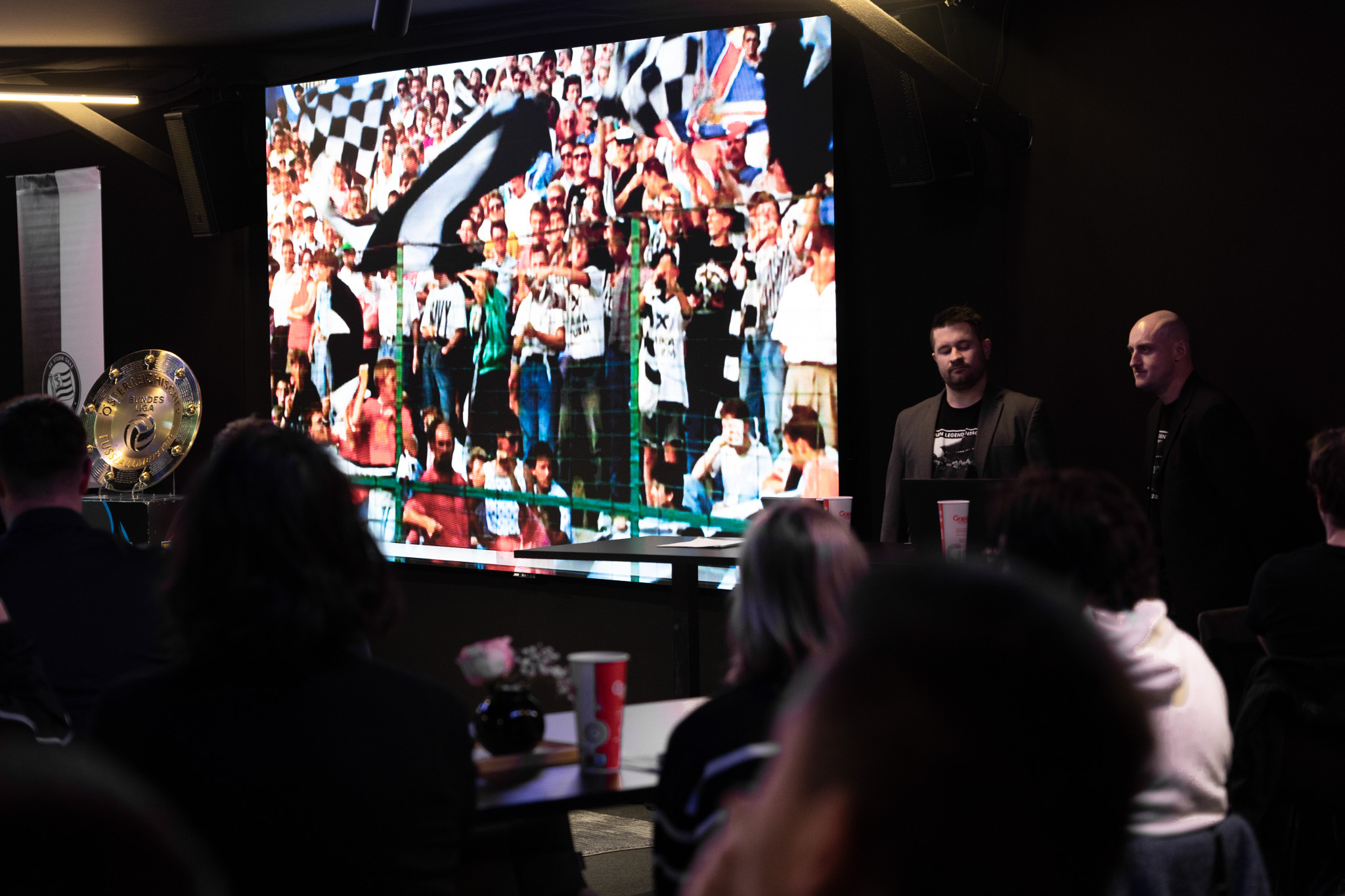 Eine Leinwand mit einem Bild.