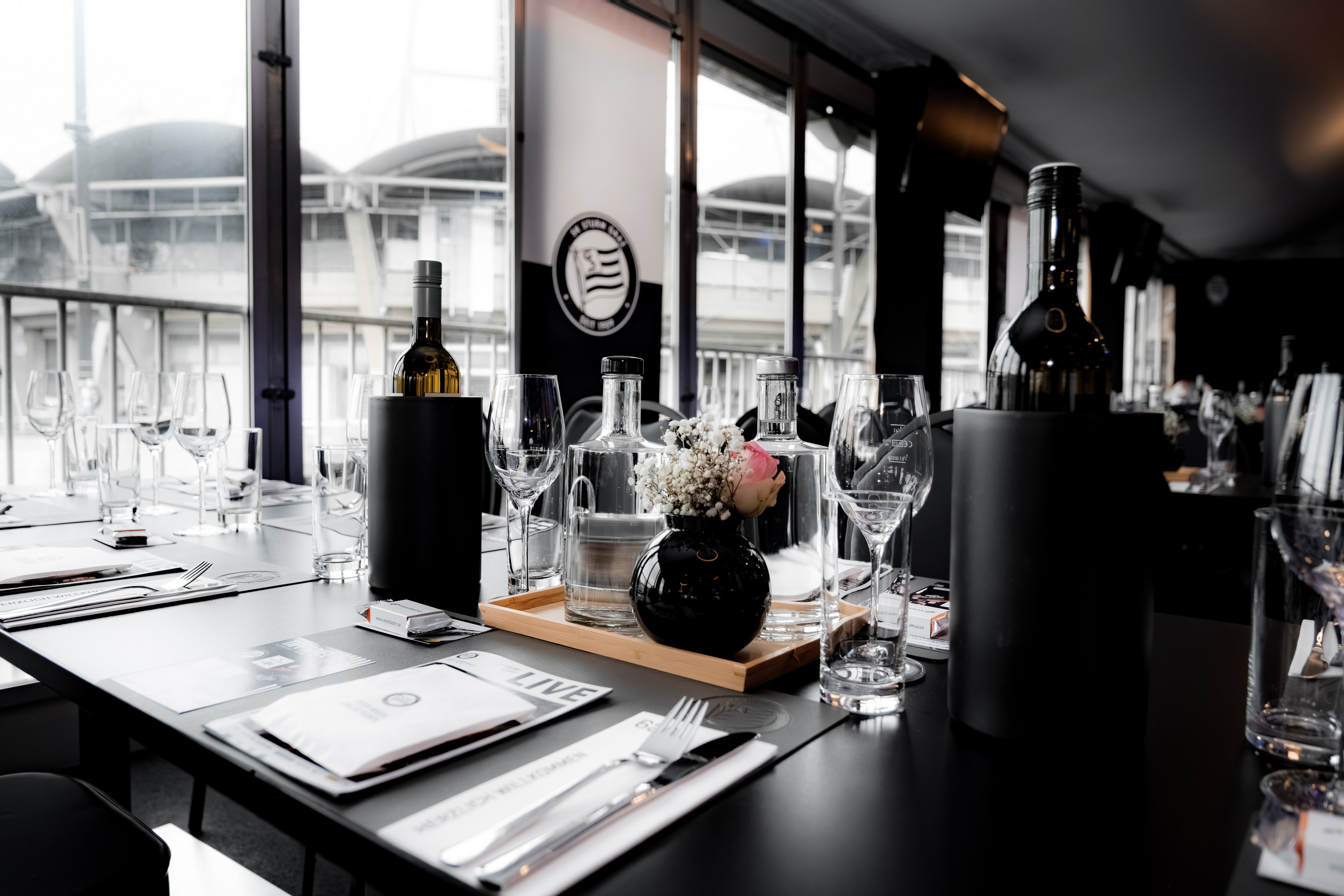 Gläser, Flaschen, Besteck