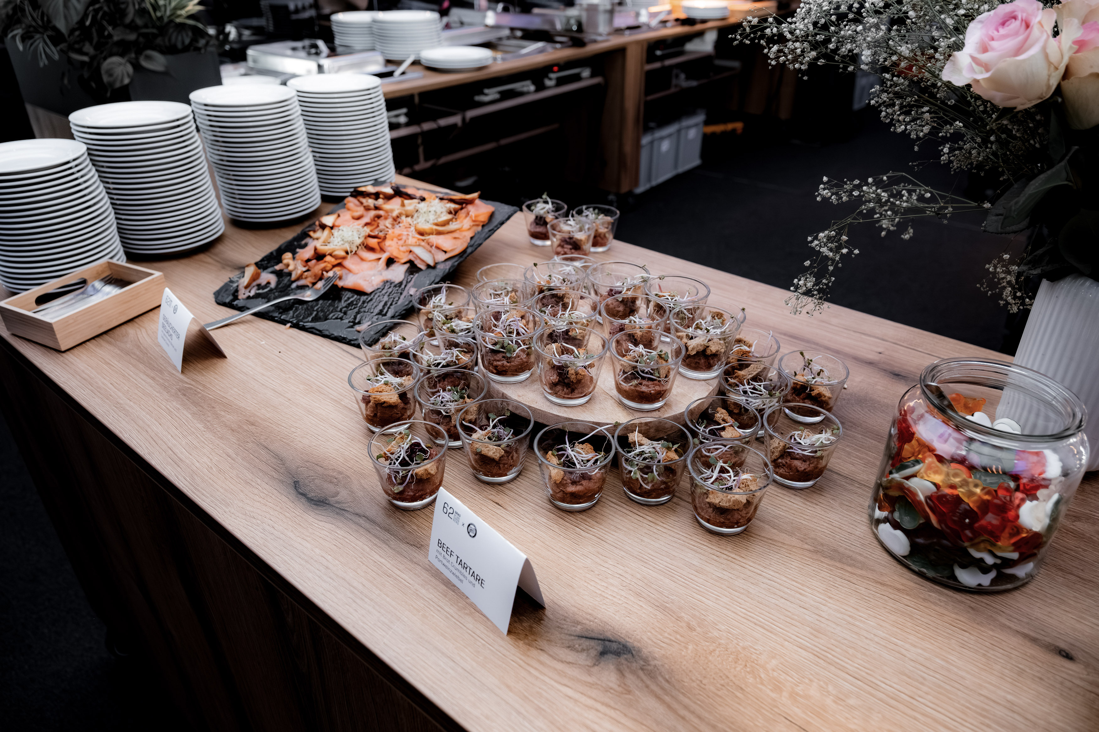 Essen und Teller sind zu sehen