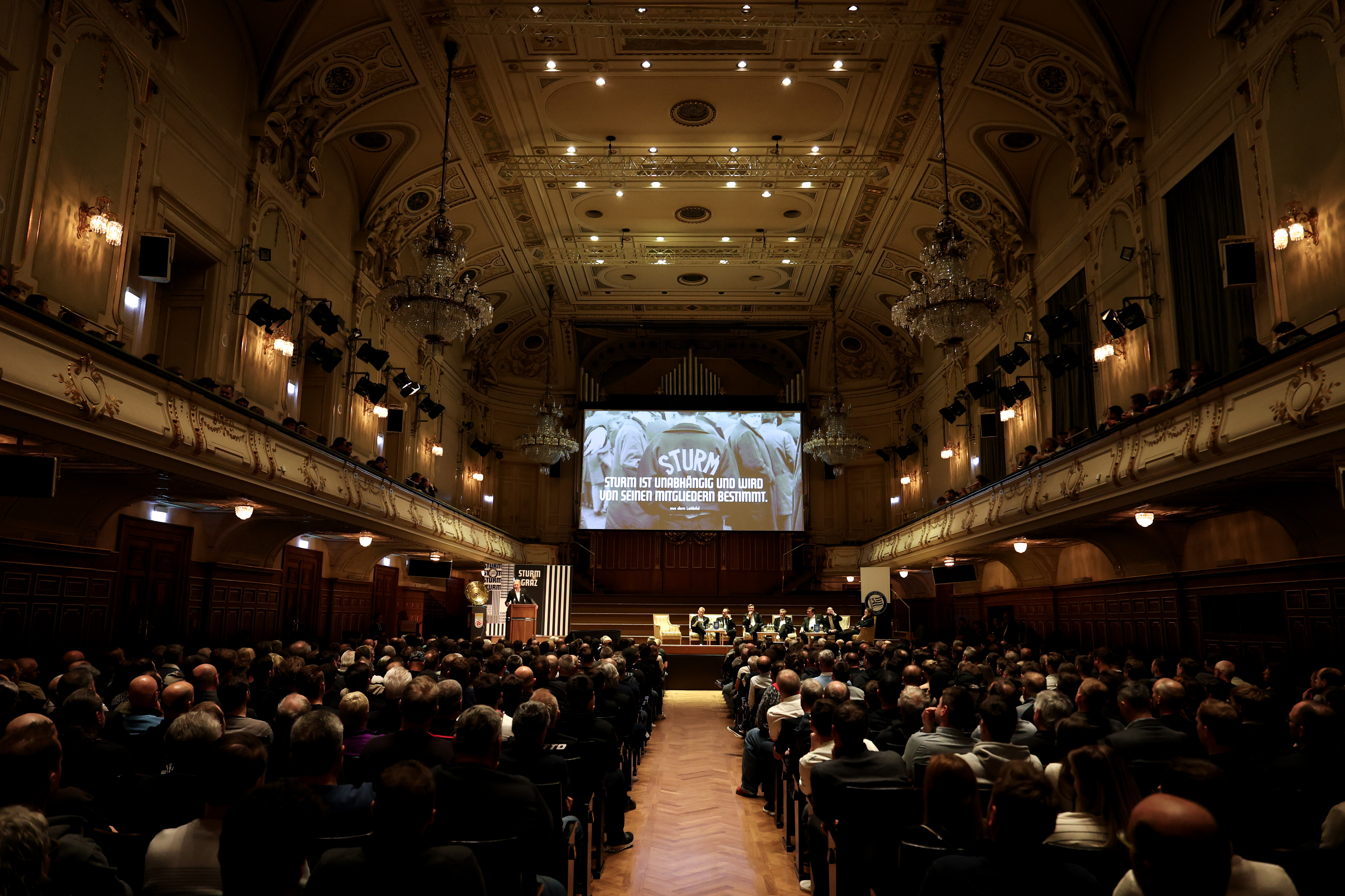 Ein prunkvoller Saal.