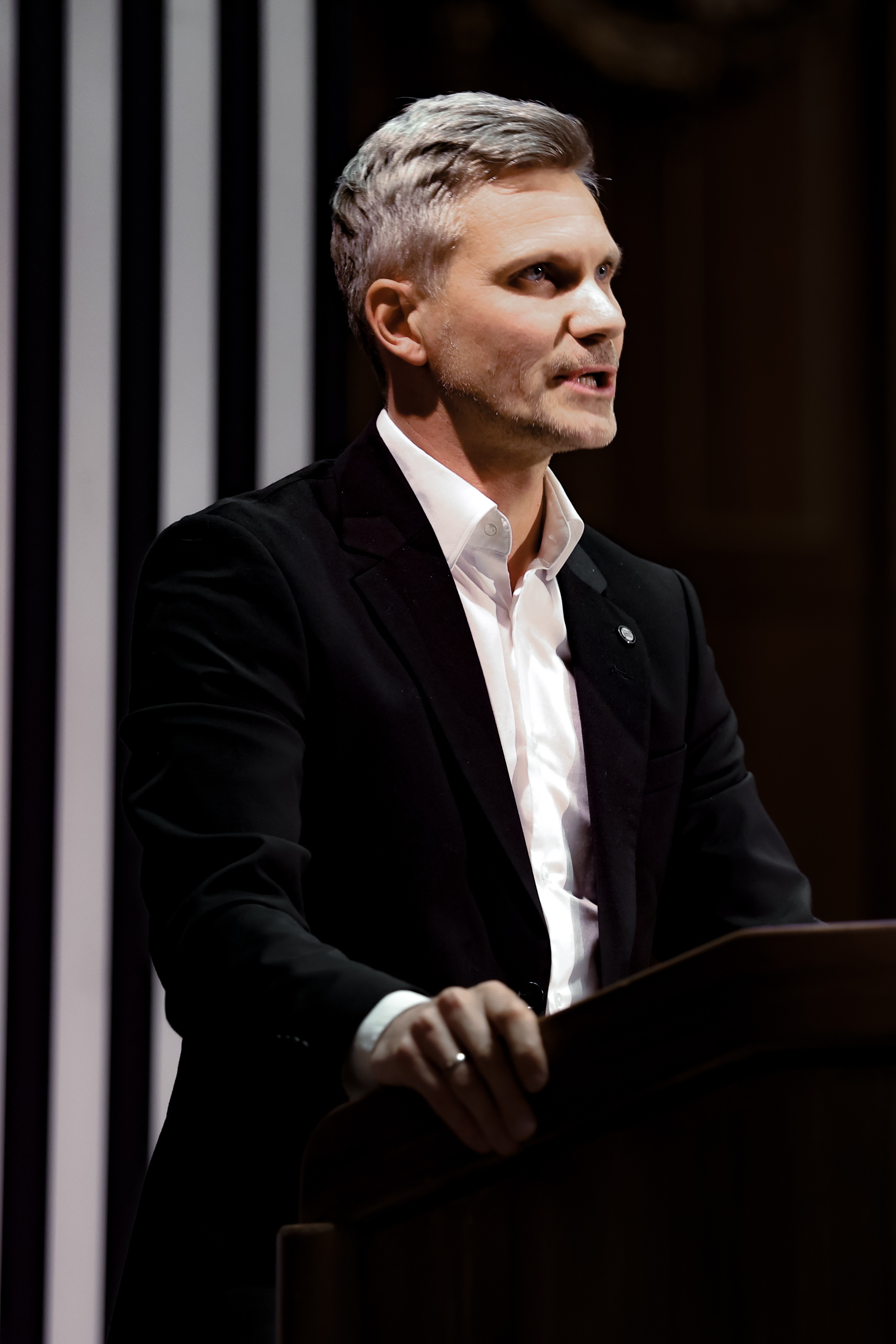 Ein Mann hinter einem Pult.