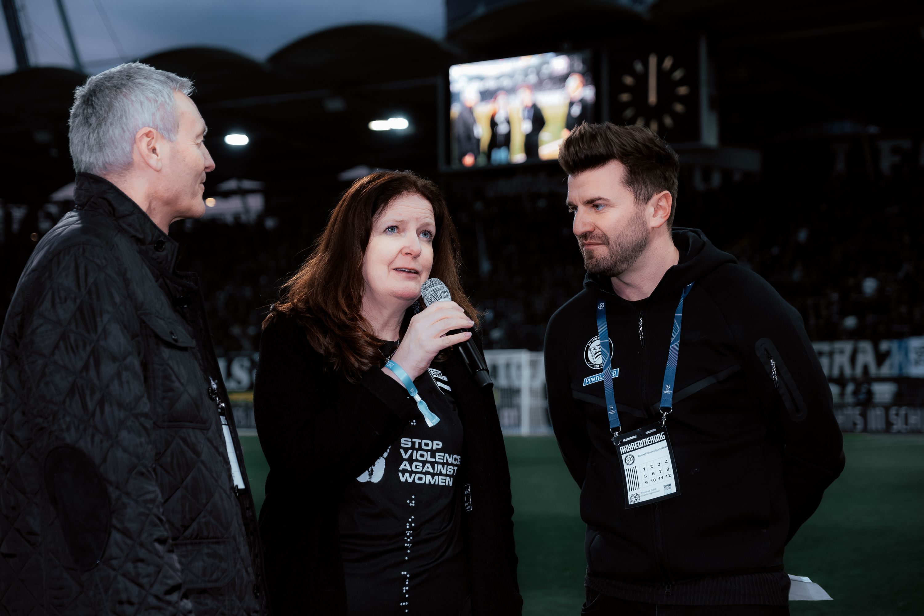 Drei Menschen in einem Interview.