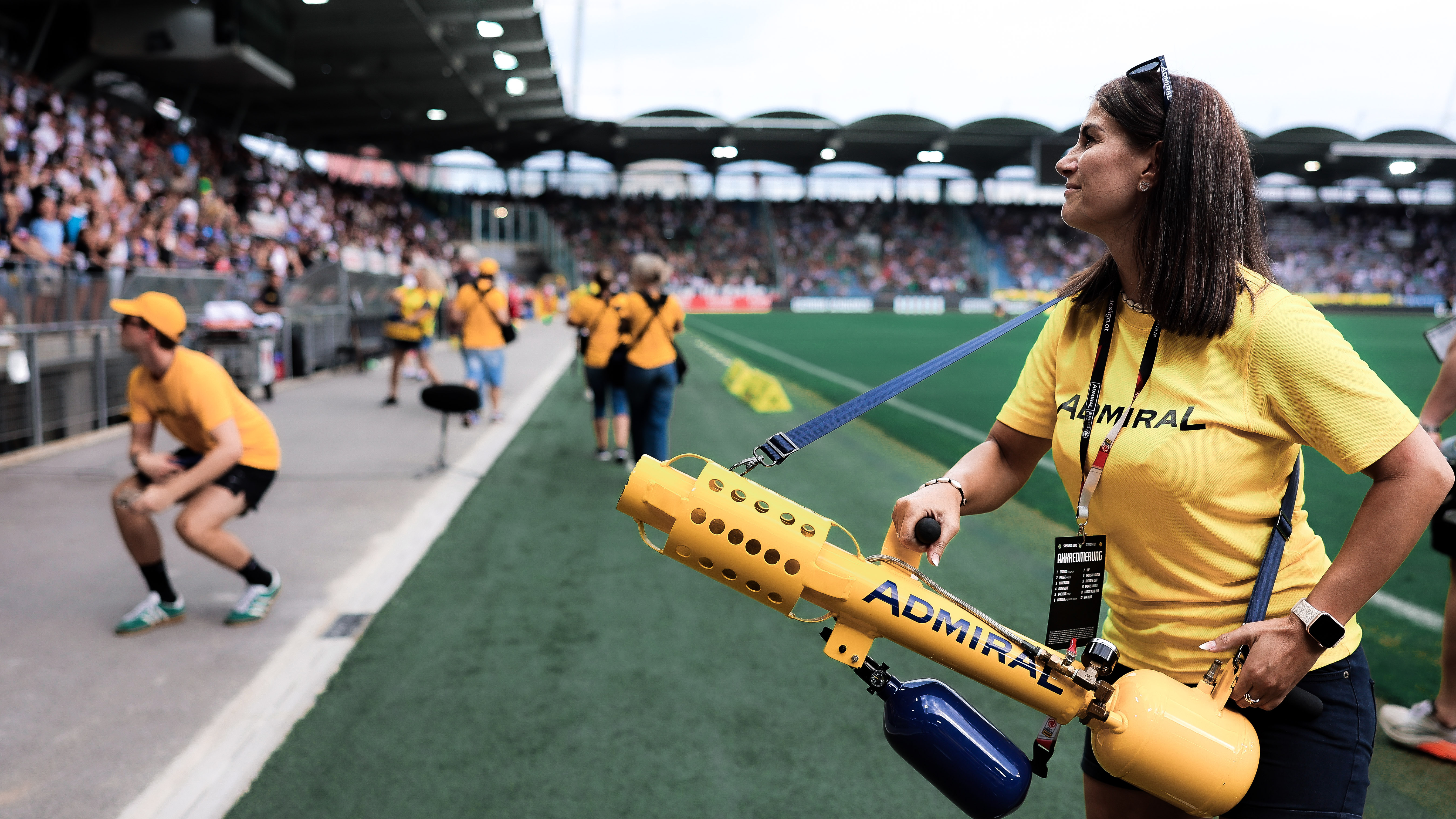 Eine Frau in gelb hat eine gelbe CO2 Kanone in der Hand