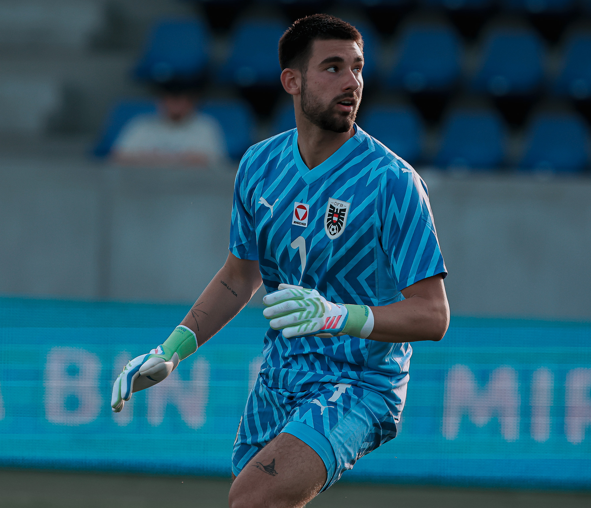 Ein Fußballtormann im Dress des Nationalteams Österreich.